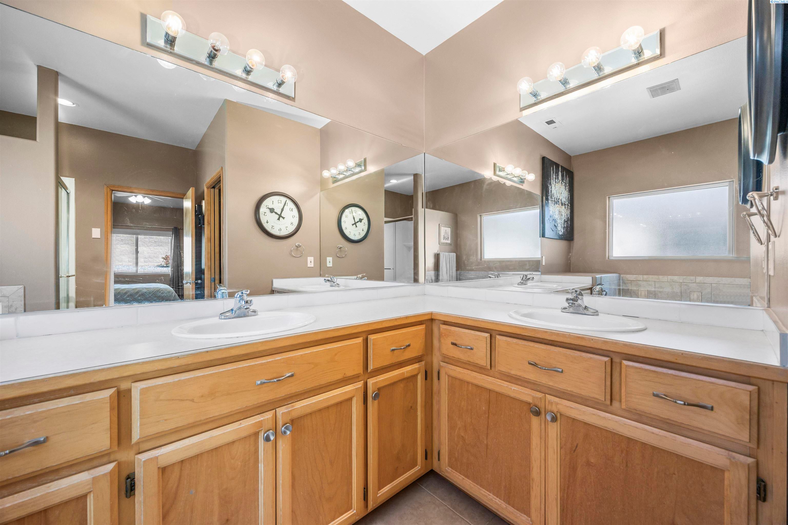 Kennewick, Washington, 99338, United States, 4 Bedrooms Bedrooms, ,2 BathroomsBathrooms,Residential,For Sale,1981833