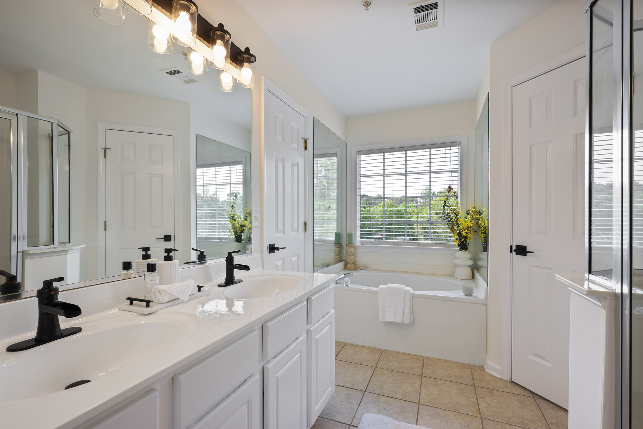  Move-in Ready Townhome in Highlands View - 物件實景