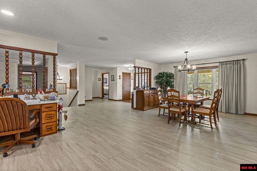 Mountain Home, Arkansas, 72653, United States, 3 Bedrooms Bedrooms, ,4 BathroomsBathrooms,Residential,For Sale,2025116