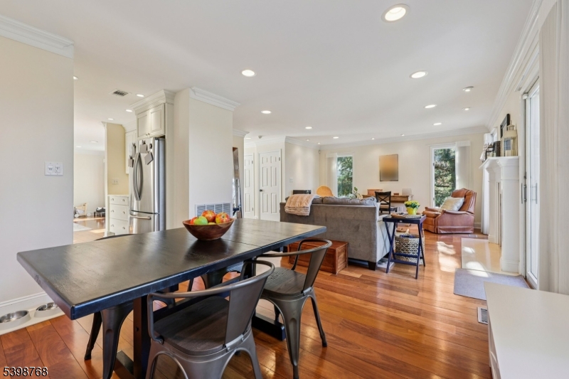 Wayne Twp., New Jersey, 07470, United States, 2 Bedrooms Bedrooms, ,3 BathroomsBathrooms,Residential,For Sale,2002003