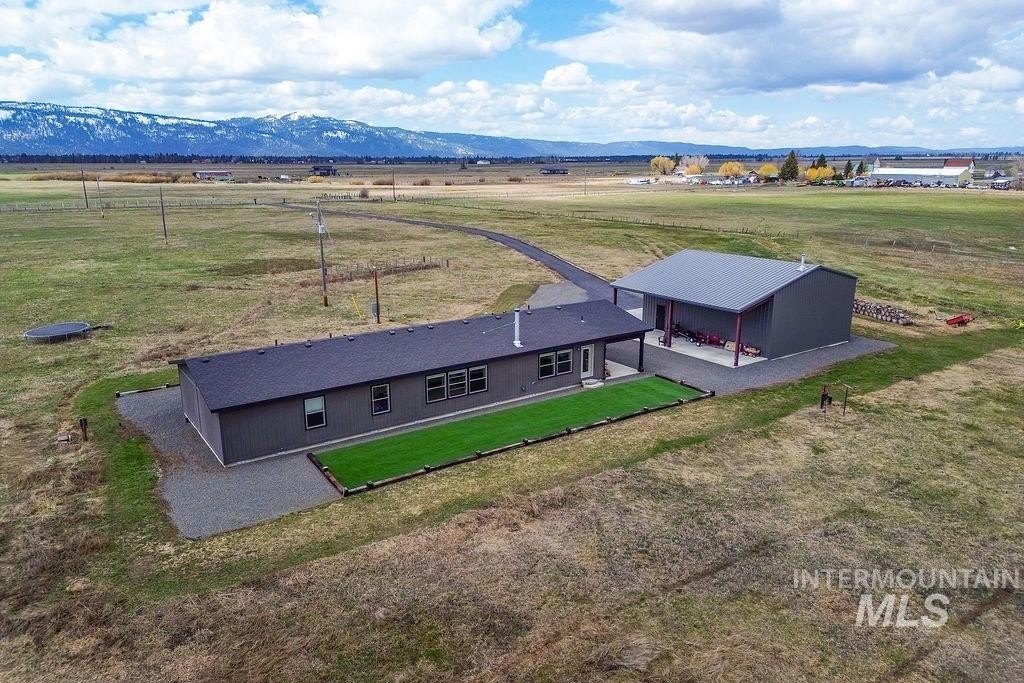 Donnelly, Idaho, 83615, United States, 3 Bedrooms Bedrooms, ,2 BathroomsBathrooms,Residential,For Sale,2005237