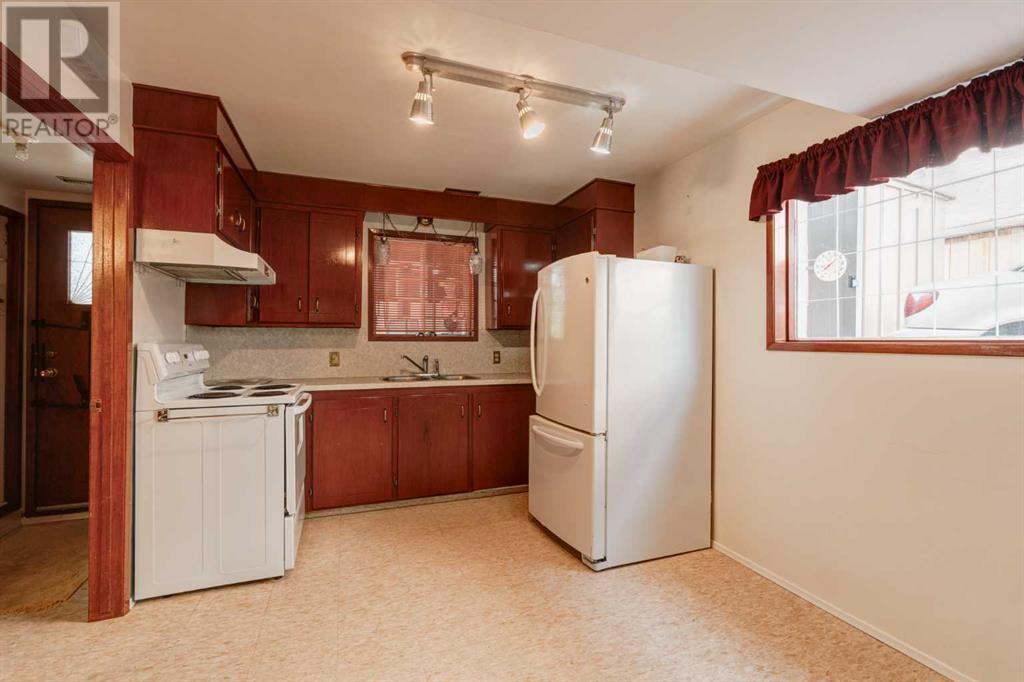 CALGARY, Alberta, T3E 2S7, CA, 3 Bedrooms Bedrooms, ,2 BathroomsBathrooms,Residential,For Sale,1896041