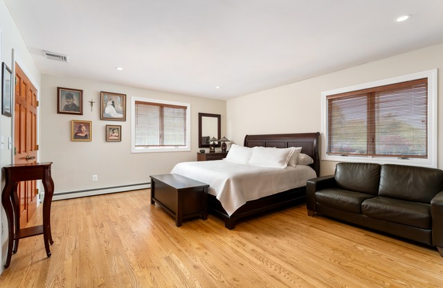 Shoreham, New York, 11786, United States, 5 Bedrooms Bedrooms, ,3 BathroomsBathrooms,Residential,For Sale,1990330