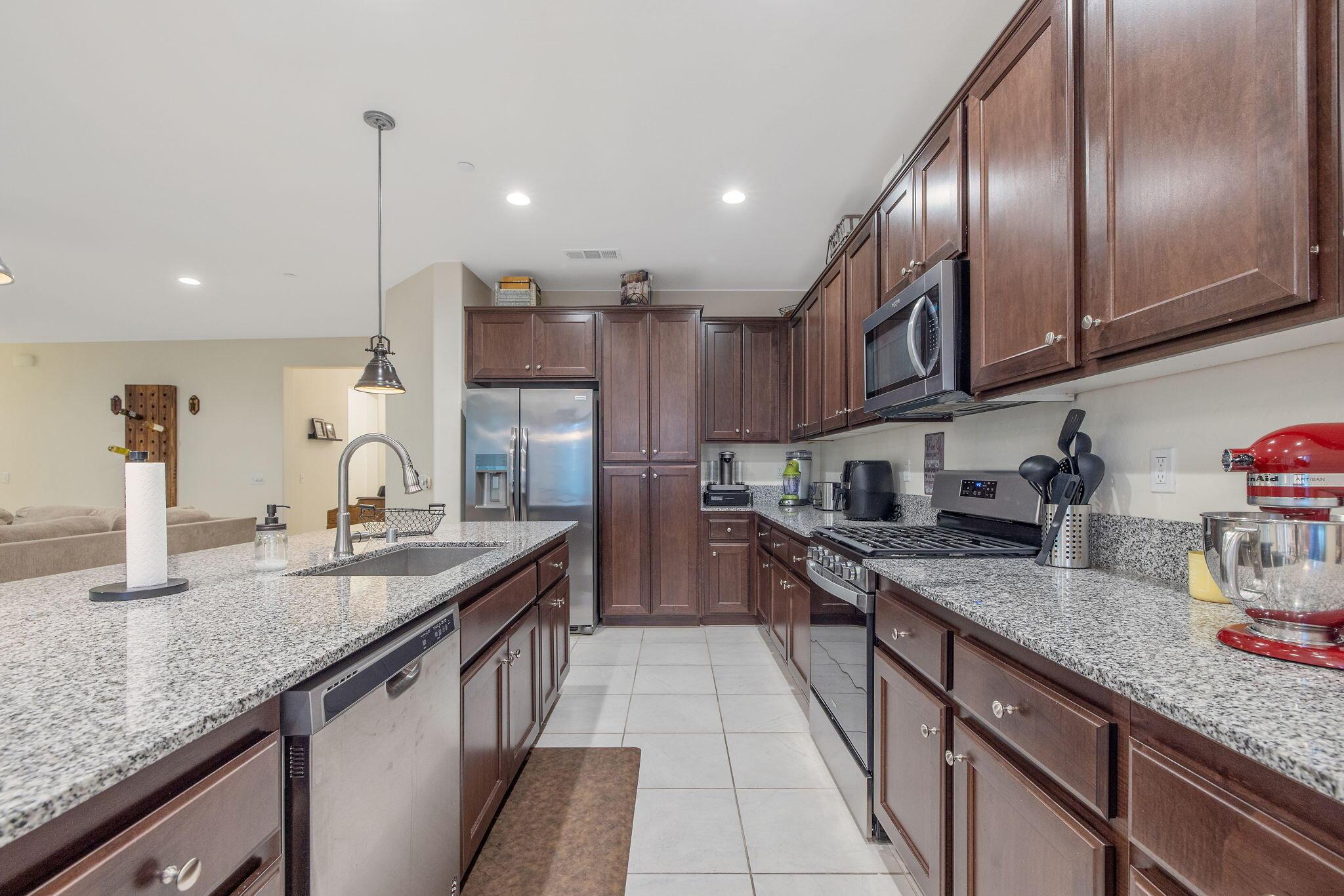Visalia, California, 93291, United States, 4 Bedrooms Bedrooms, ,2 BathroomsBathrooms,Residential,For Sale,1927793