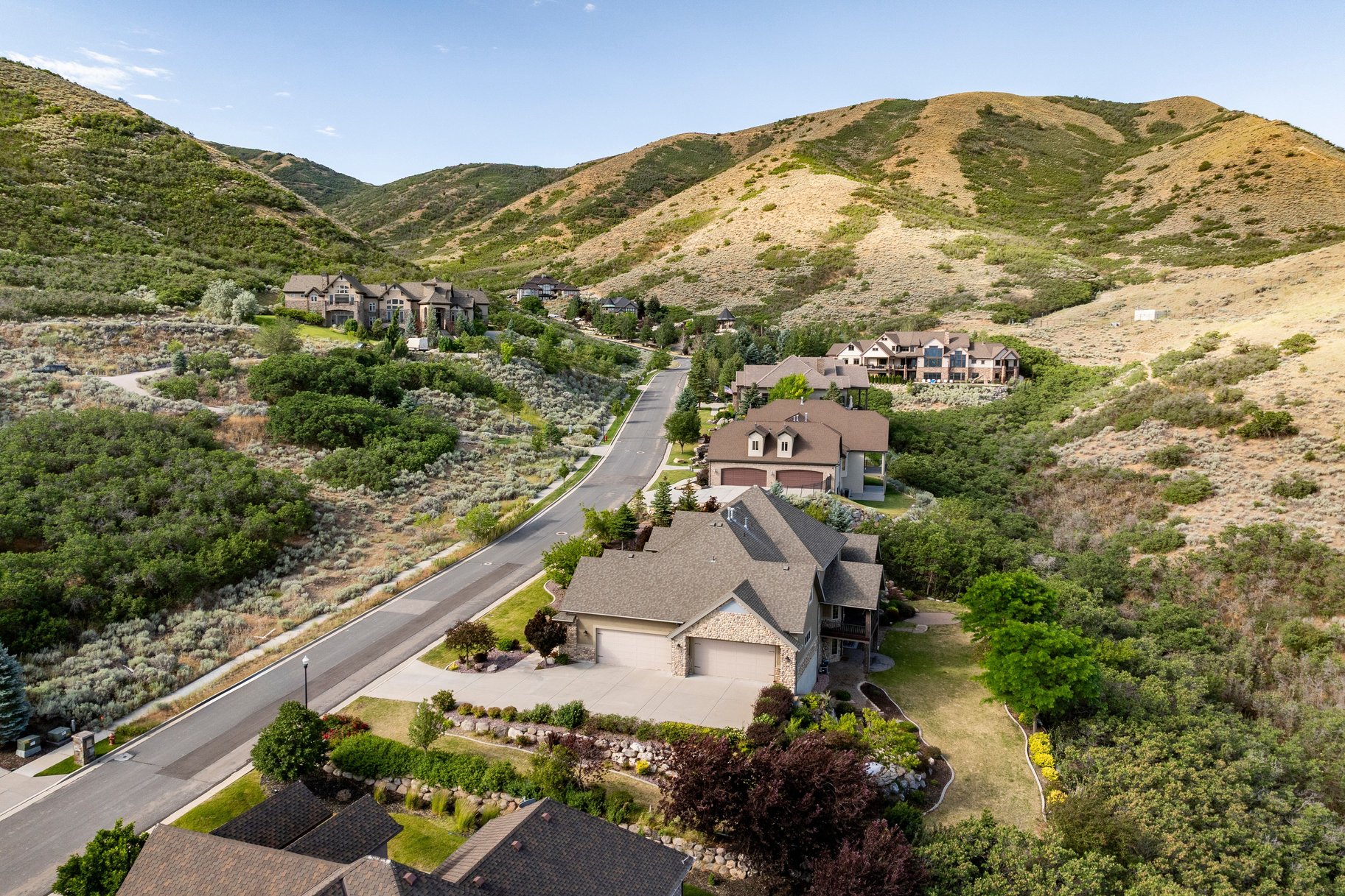  Mountain Views, Trail Access & Luxury East Bench Living - 物件實景