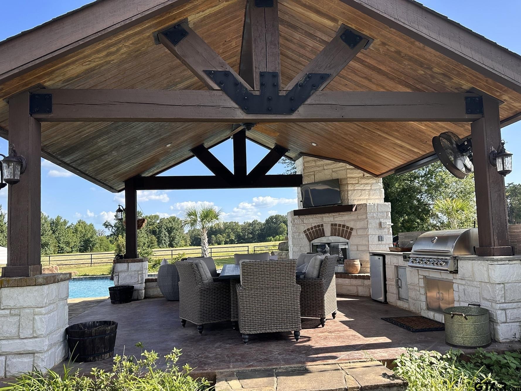 Pittsburg, Texas, 75686, United States, 5 Bedrooms Bedrooms, ,4 BathroomsBathrooms,Residential,For Sale,1978911