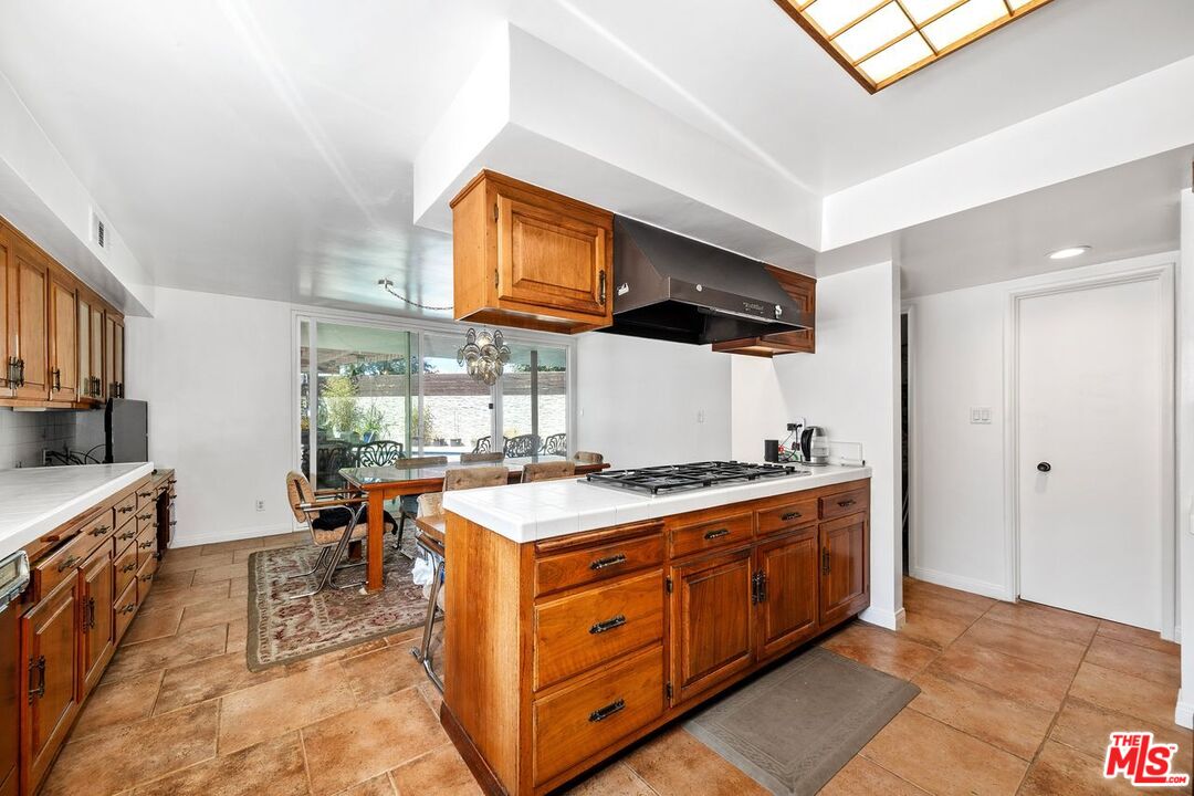 Los Angeles, California, 90056, United States, 5 Bedrooms Bedrooms, ,5 BathroomsBathrooms,Residential,For Sale,1918507