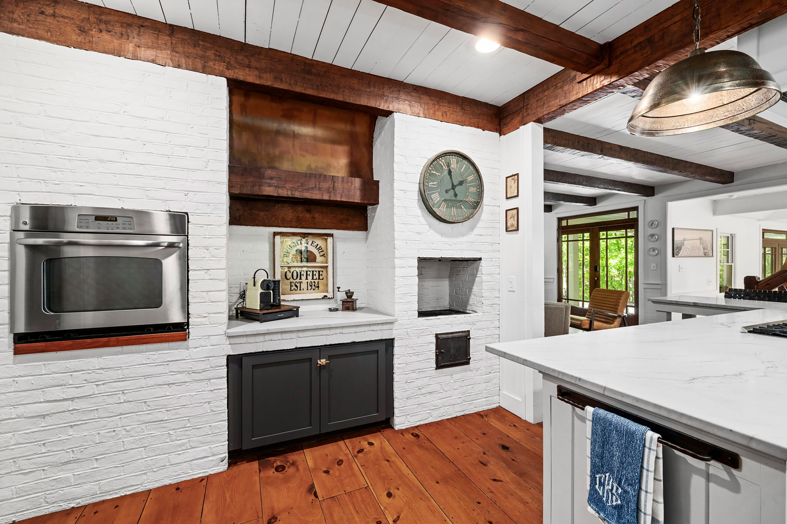  Live Timeless in Coveted Farmhouse on 4+ Private Gated Acres In Roswell - 物件實景
