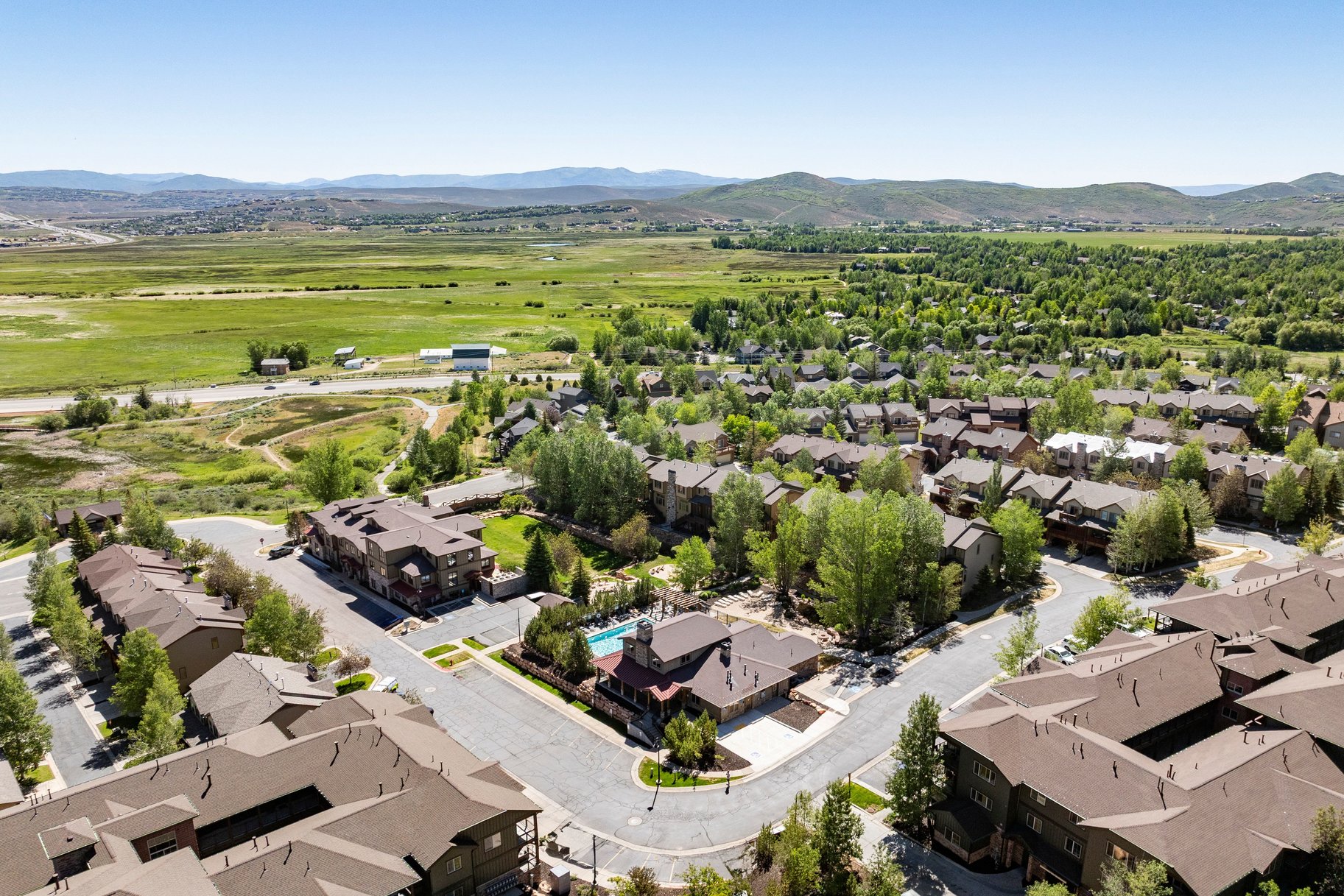  4-bedroom townhome in the Highly Desired Bear Hollow Community - 物件實景