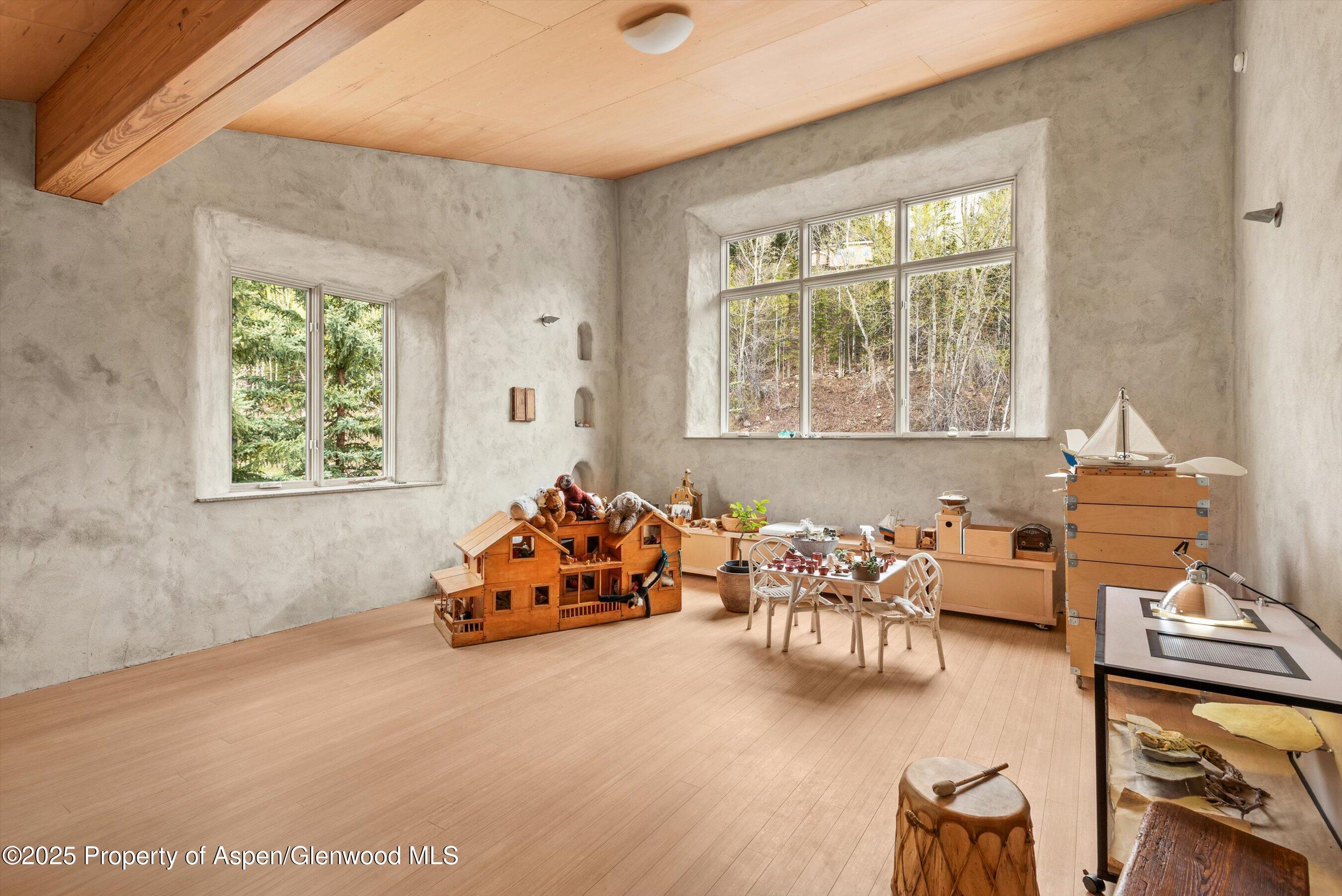 Aspen, Colorado, 81611, United States, 3 Bedrooms Bedrooms, ,4 BathroomsBathrooms,Residential,For Sale,1828364