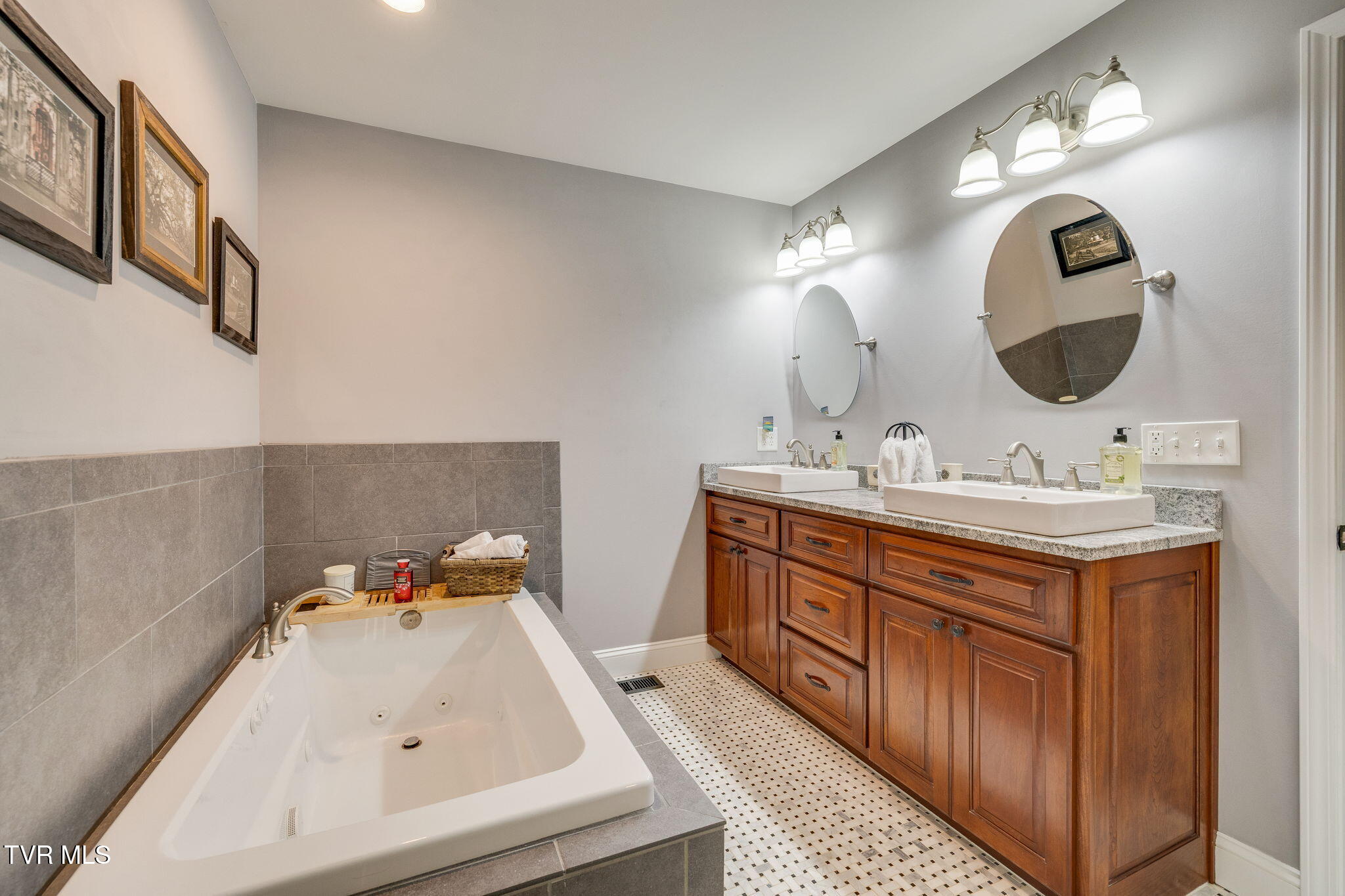 Bluff City, Tennessee, 37618, United States, 3 Bedrooms Bedrooms, ,4 BathroomsBathrooms,Residential,For Sale,2048525