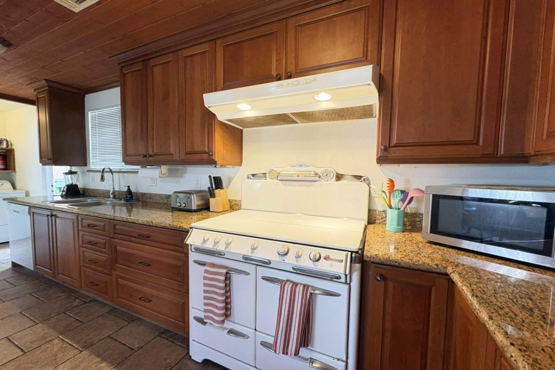  6041 Cleon Avenue - 物件實景