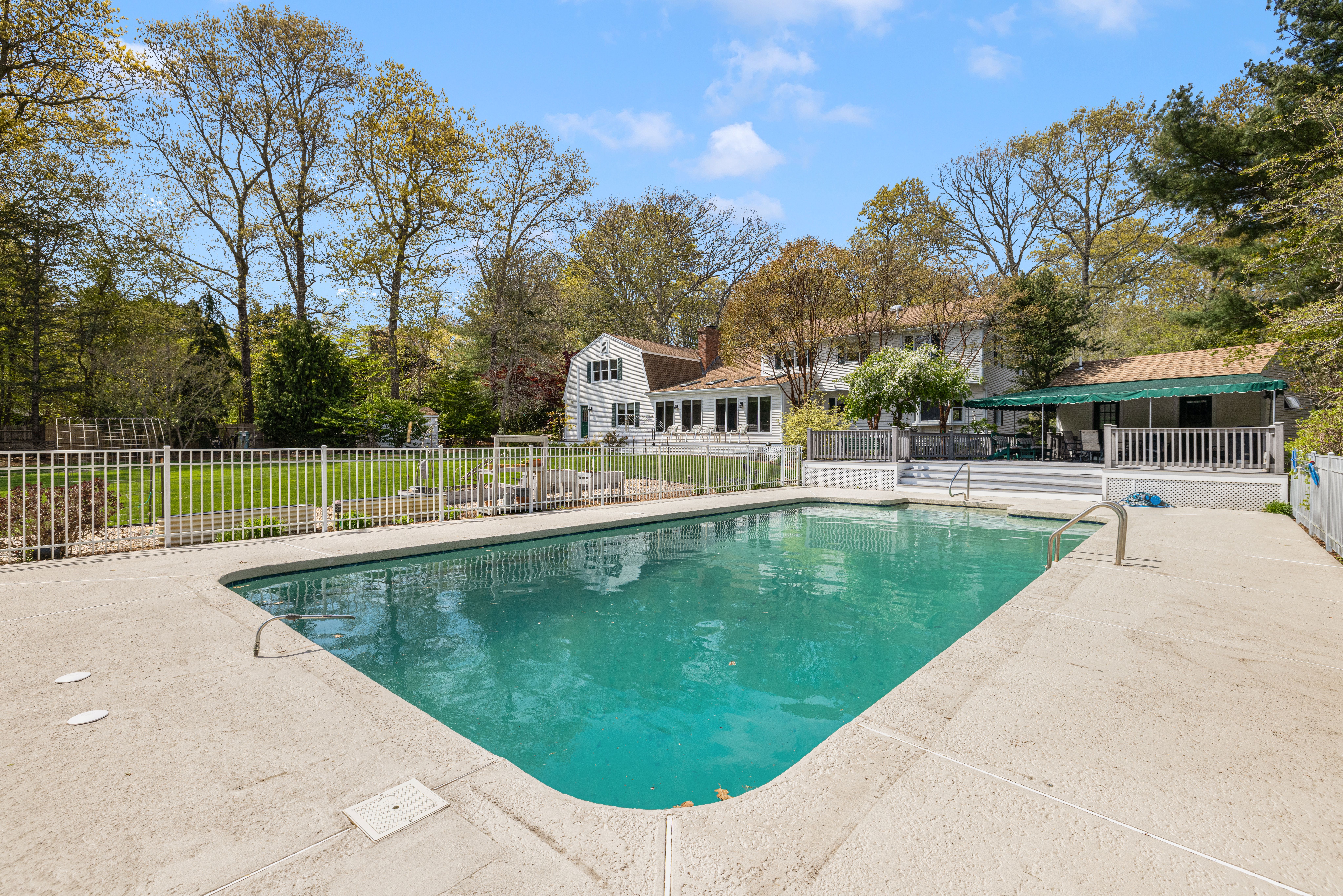  An Entertainer’s Colonial with a Heated Pool and Beautiful Grounds - 物件實景