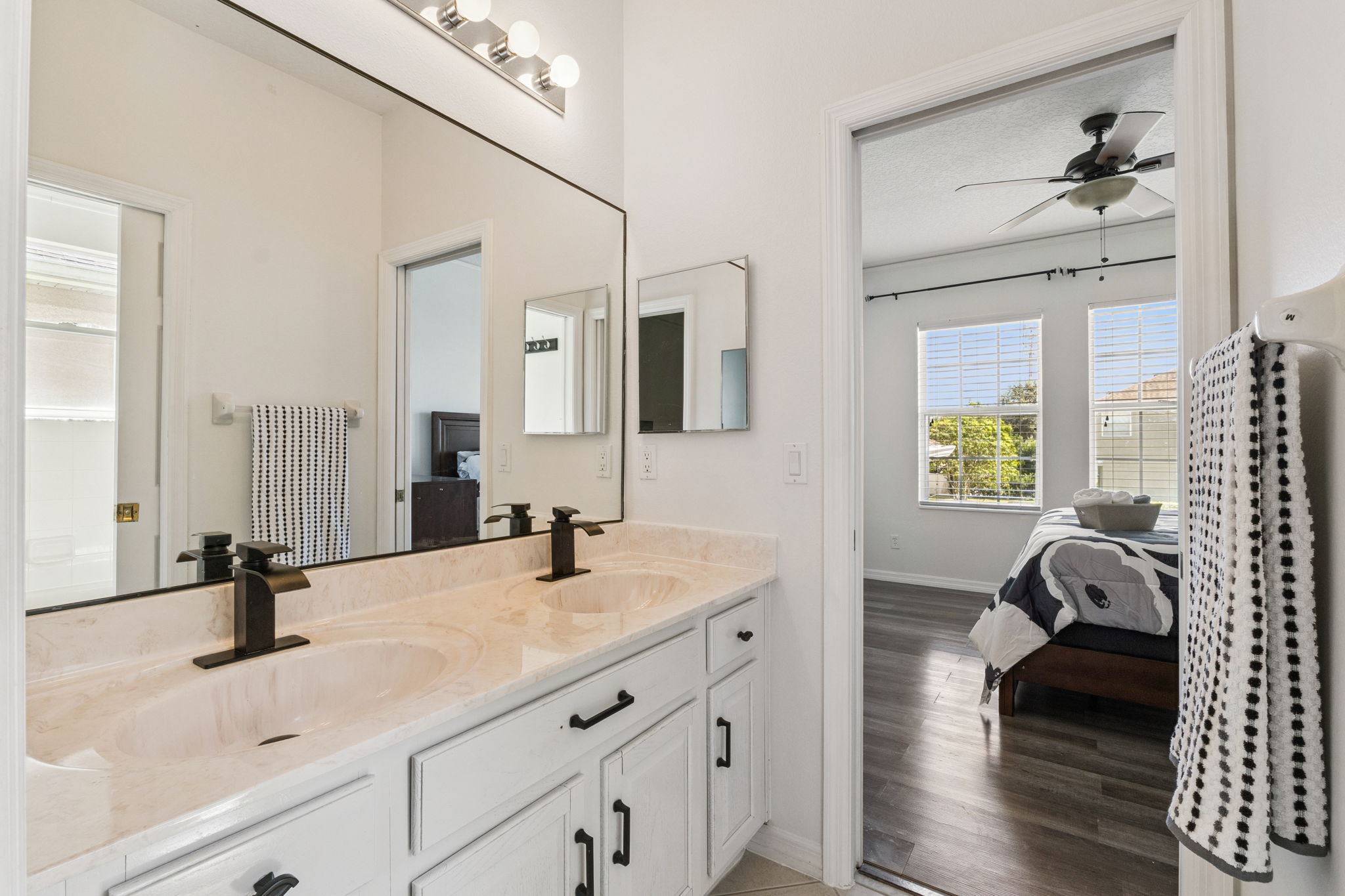 Orlando, Florida, 32825, United States, 5 Bedrooms Bedrooms, ,4 BathroomsBathrooms,Residential,For Sale,1980757