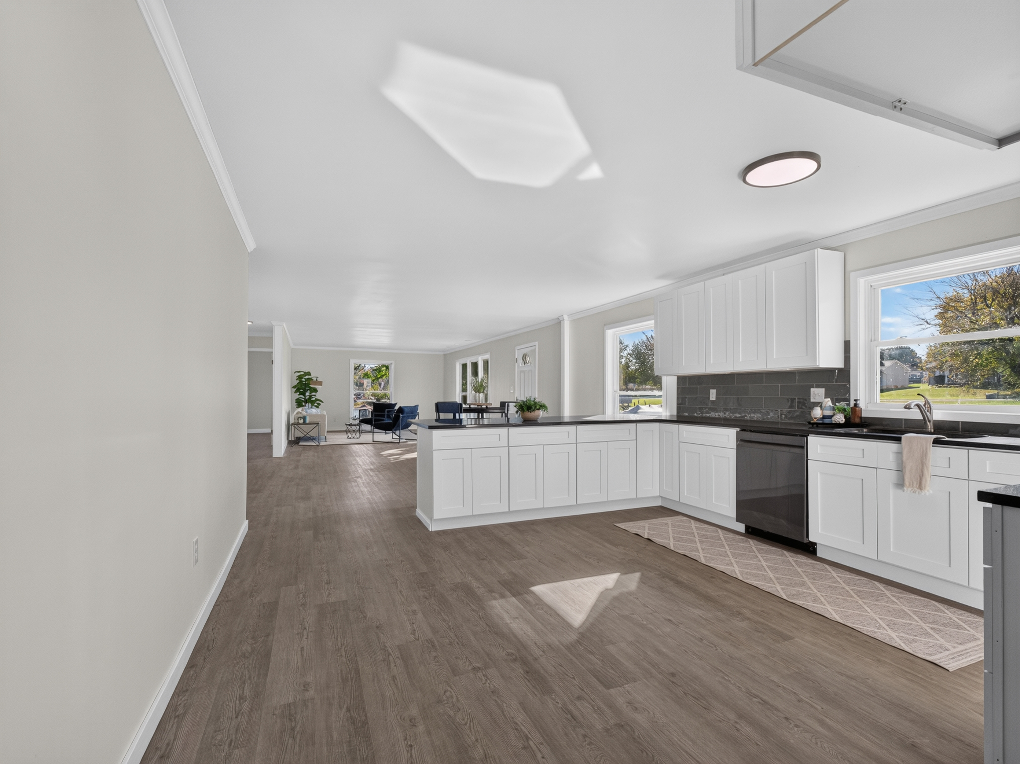  Beautifully Remodeled 4 Bedroom Home Featuring Lakefront Living - 物件實景