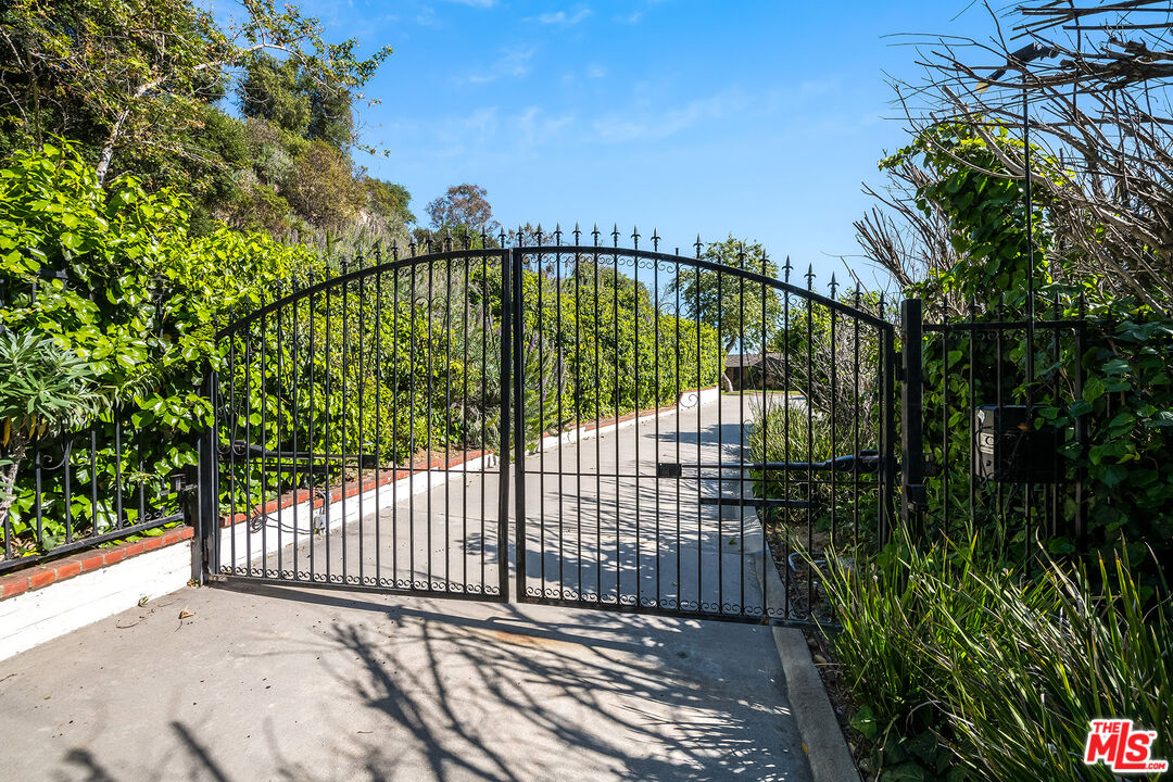 Los Angeles, California, 90049, United States, 2 Bedrooms Bedrooms, ,3 BathroomsBathrooms,Residential,For Sale,1819125