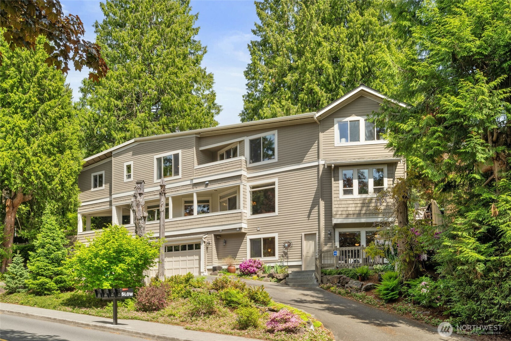 Kirkland, Washington, 98033, United States, 4 Bedrooms Bedrooms, ,2 BathroomsBathrooms,Residential,For Sale,1804621