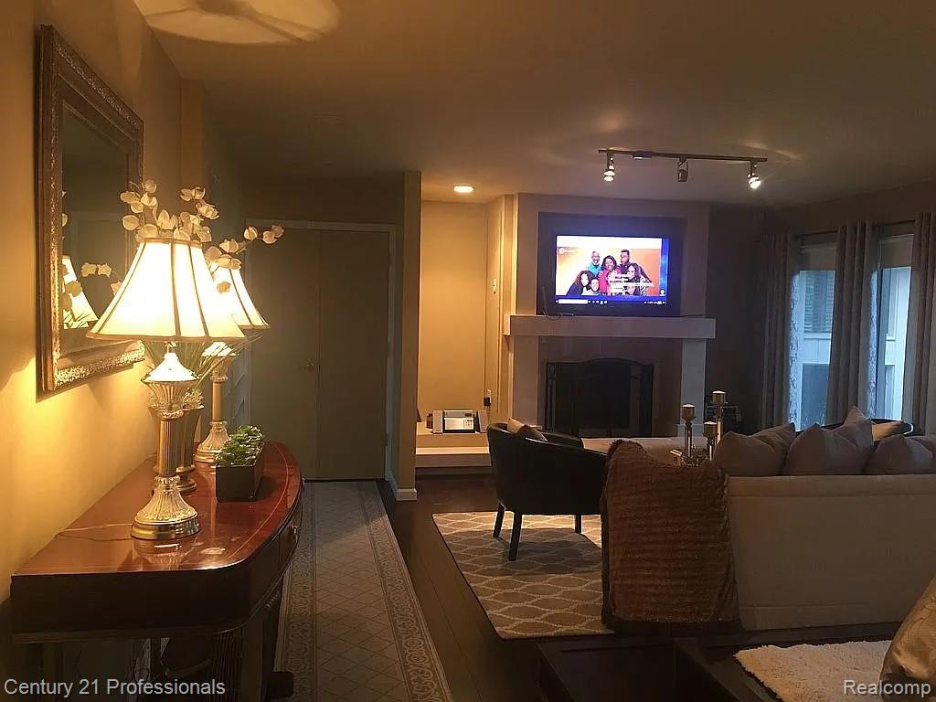 OrchardLake, Michigan, 48323, United States, 5 Bedrooms Bedrooms, ,5 BathroomsBathrooms,Residential,For Sale,1980200