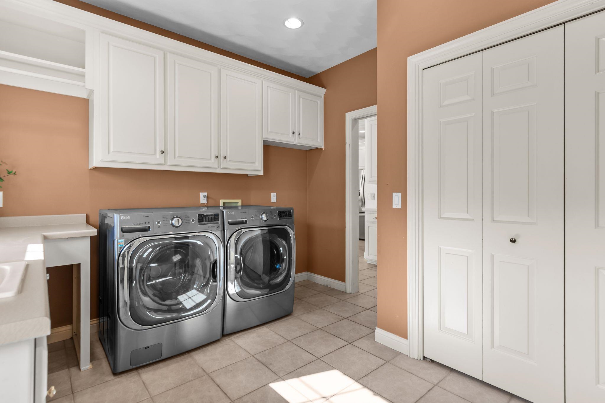 NEENAH, Wisconsin, 54956, United States, 4 Bedrooms Bedrooms, ,4 BathroomsBathrooms,Residential,For Sale,1955274