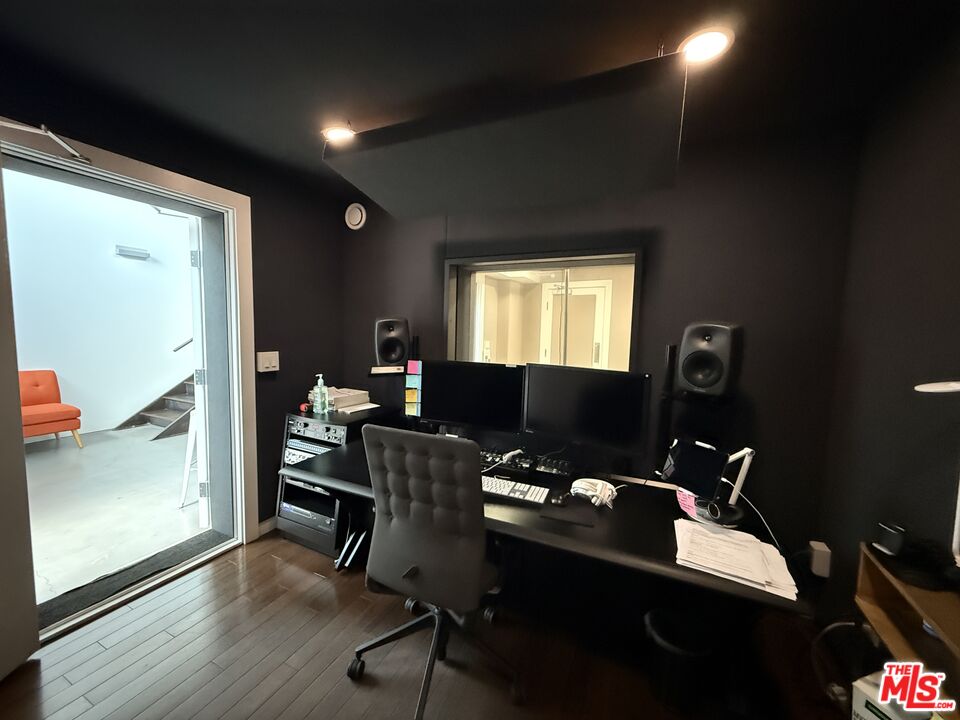 Venice, California, 90291, United States, 2 Bedrooms Bedrooms, ,2 BathroomsBathrooms,Residential,For Sale,1989635