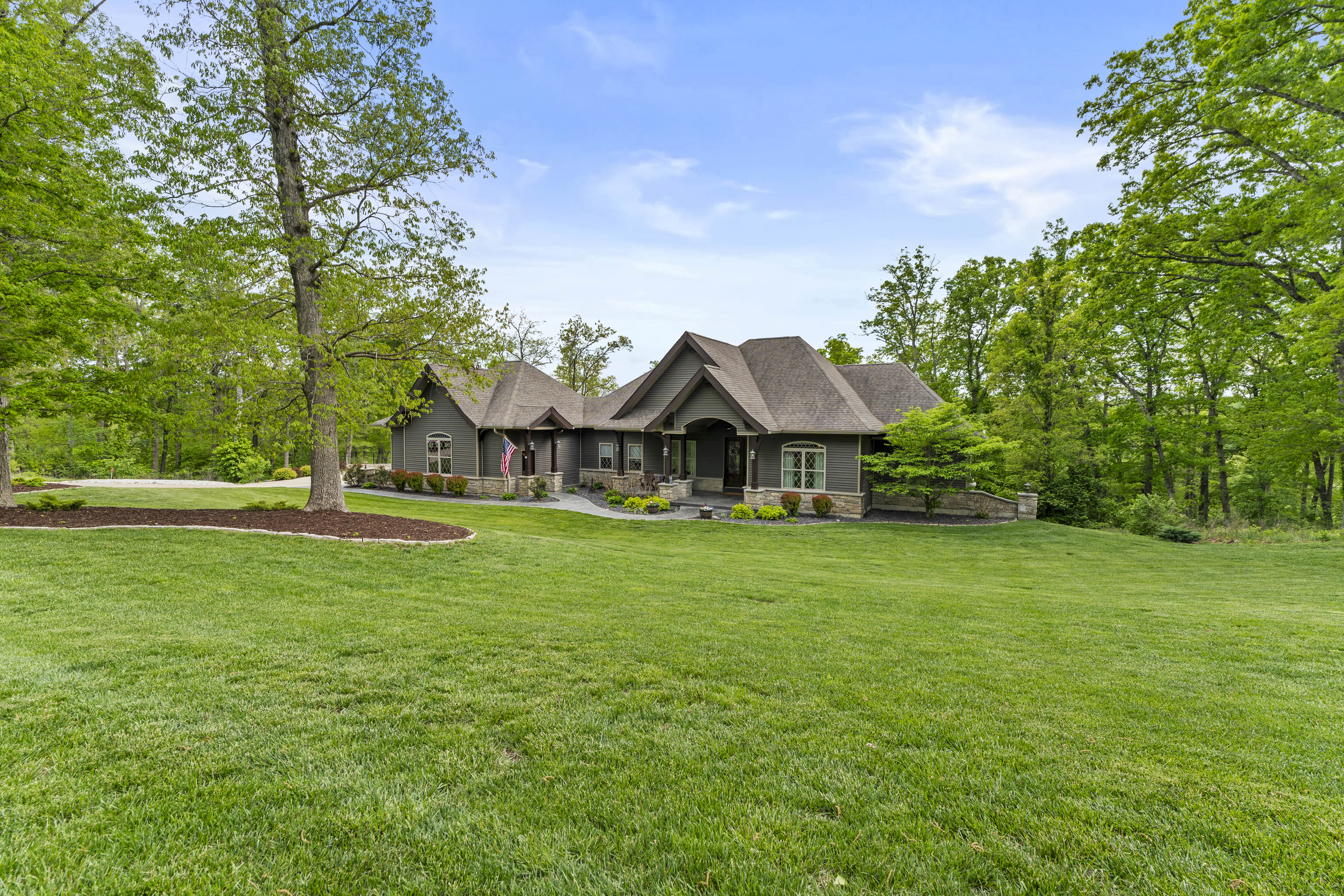  Discover unmatched luxury and versatility in this custom Craftsman-style estate - 物件實景