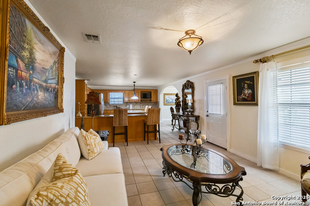 Floresville, Texas, 78114, United States, 6 Bedrooms Bedrooms, ,3 BathroomsBathrooms,Residential,For Sale,1754685