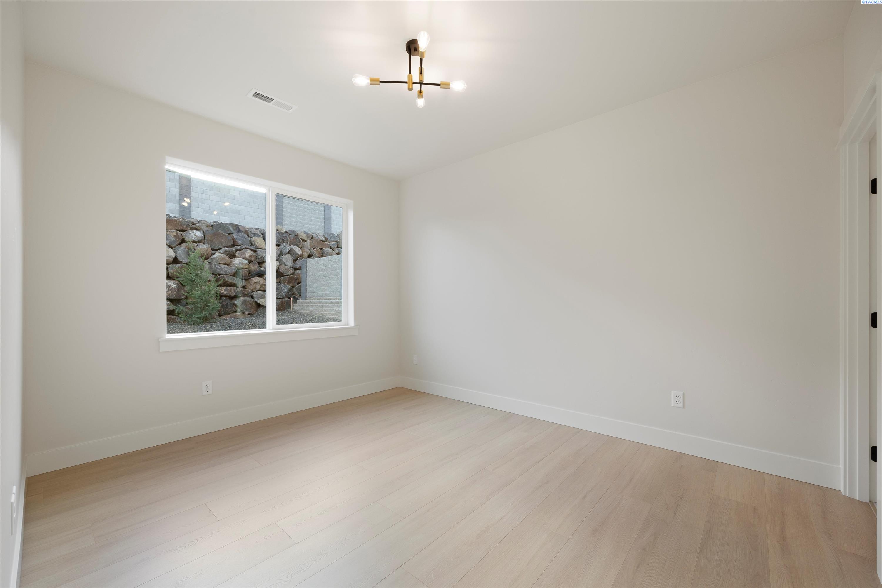 Richland, Washington, 99352, United States, 4 Bedrooms Bedrooms, ,3 BathroomsBathrooms,Residential,For Sale,1991503