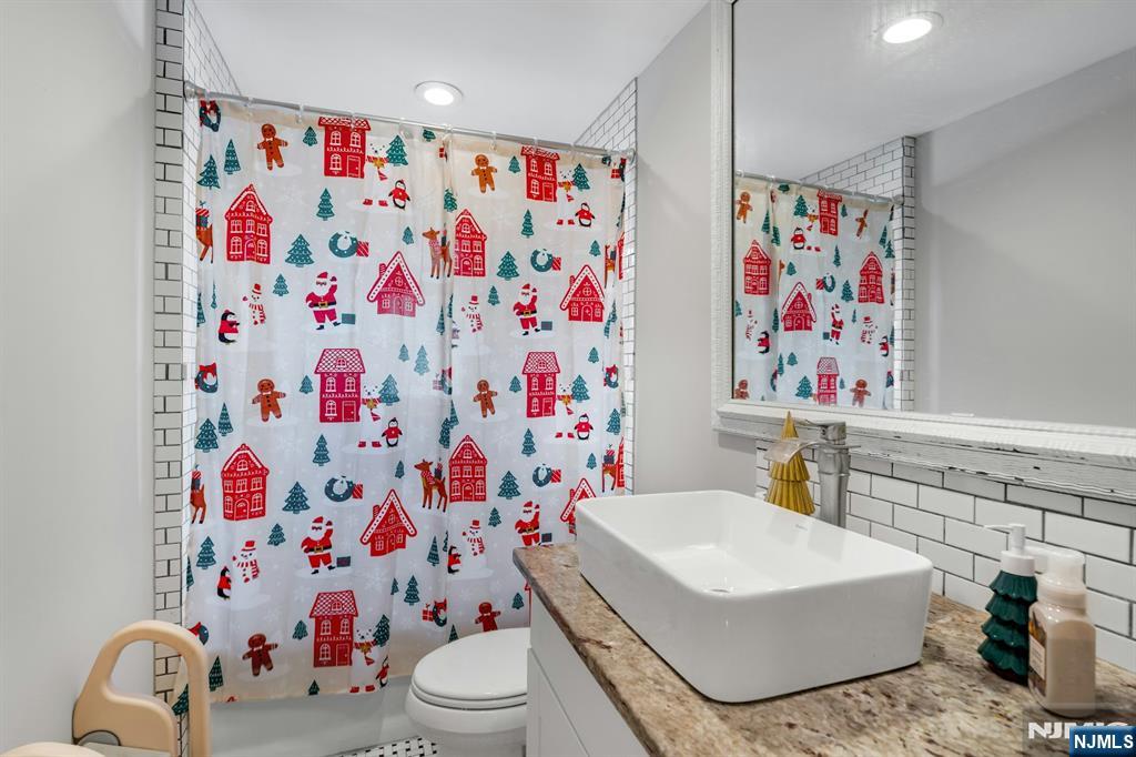 Hasbrouck Heights, New Jersey, 07604, United States, 3 Bedrooms Bedrooms, ,2 BathroomsBathrooms,Residential,For Sale,1989052