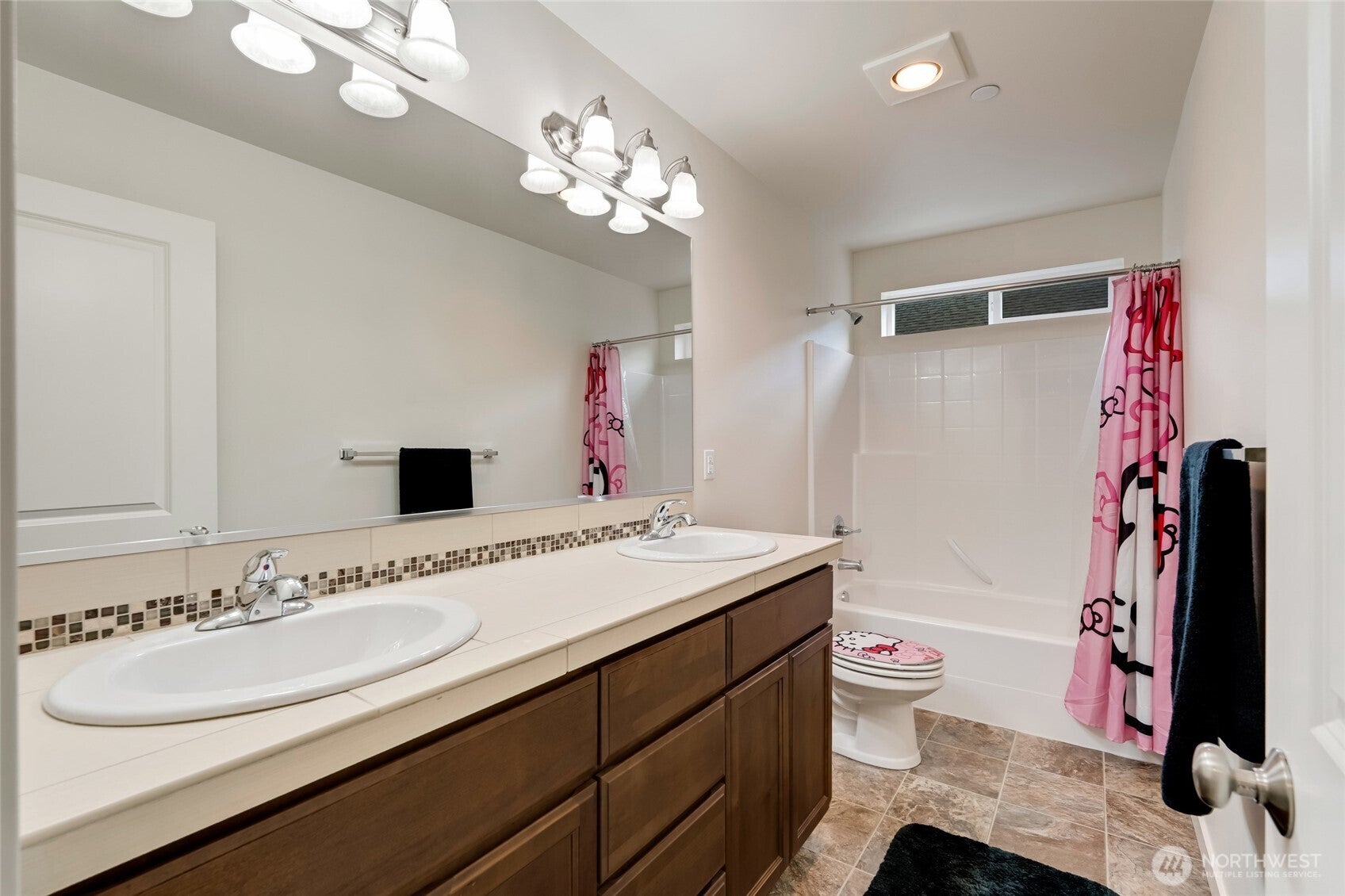 Lynnwood, Washington, 98037, United States, 5 Bedrooms Bedrooms, ,4 BathroomsBathrooms,Residential,For Sale,1979016