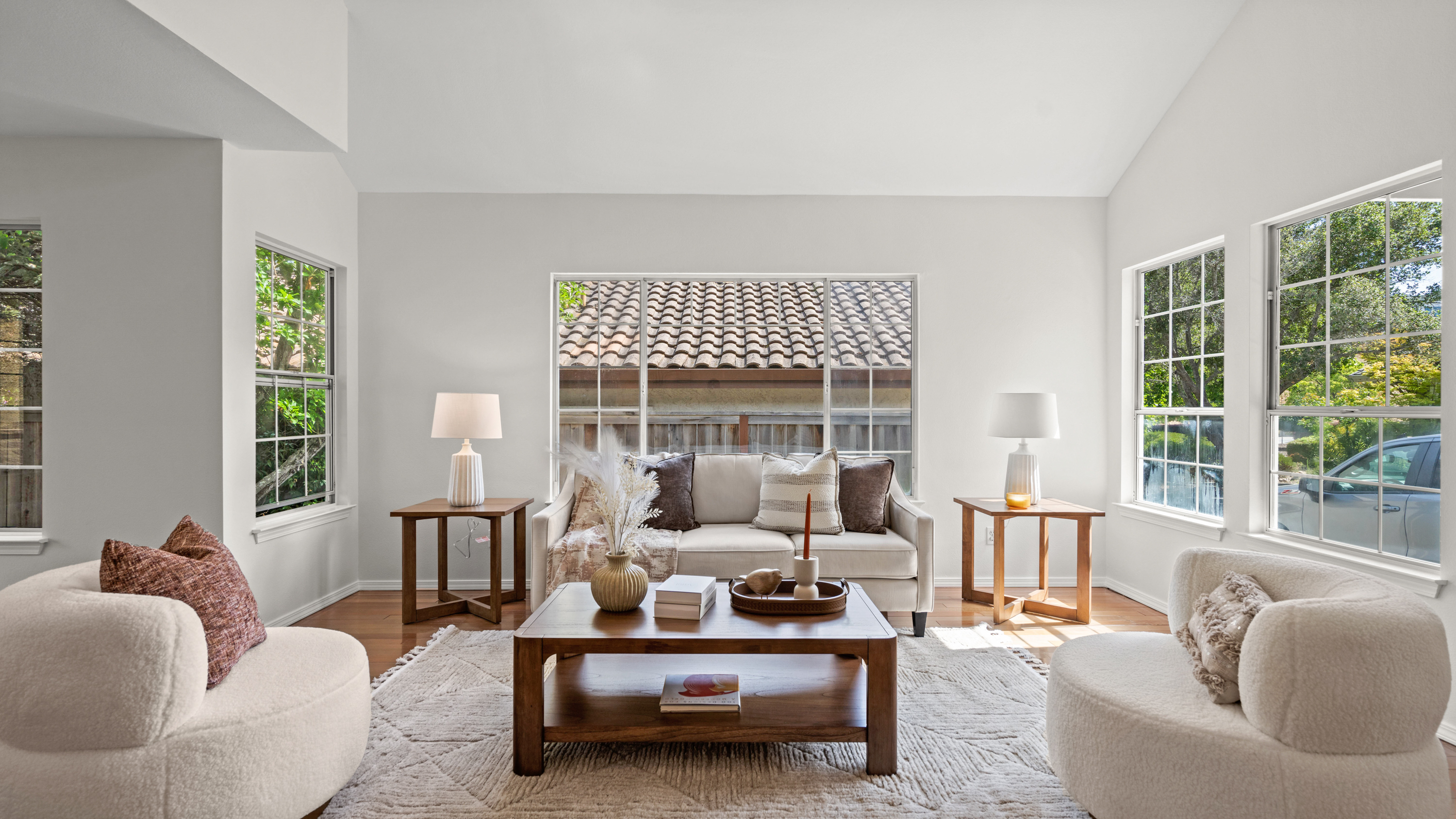  Coveted Contemporary House in Victoria Neighborhood - 物件實景