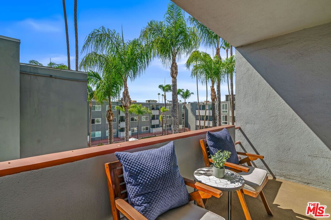 Sherman Oaks, California, 91423, United States, 2 Bedrooms Bedrooms, ,2 BathroomsBathrooms,Residential,For Sale,1920013