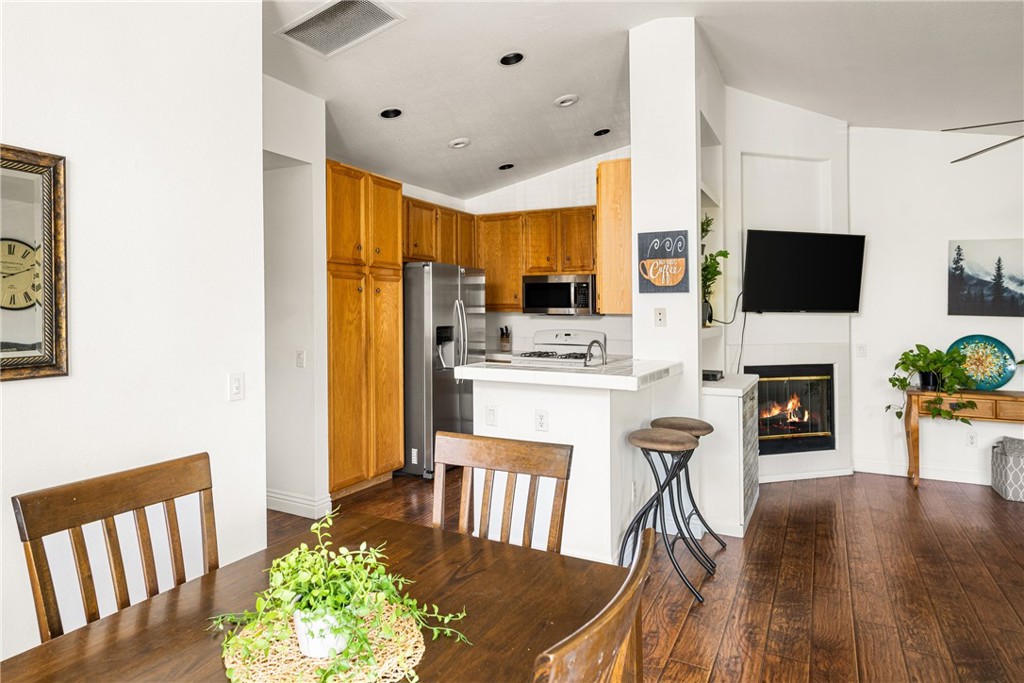 Lake Forest, California, 92610, United States, 2 Bedrooms Bedrooms, ,2 BathroomsBathrooms,Residential,For Sale,1846936