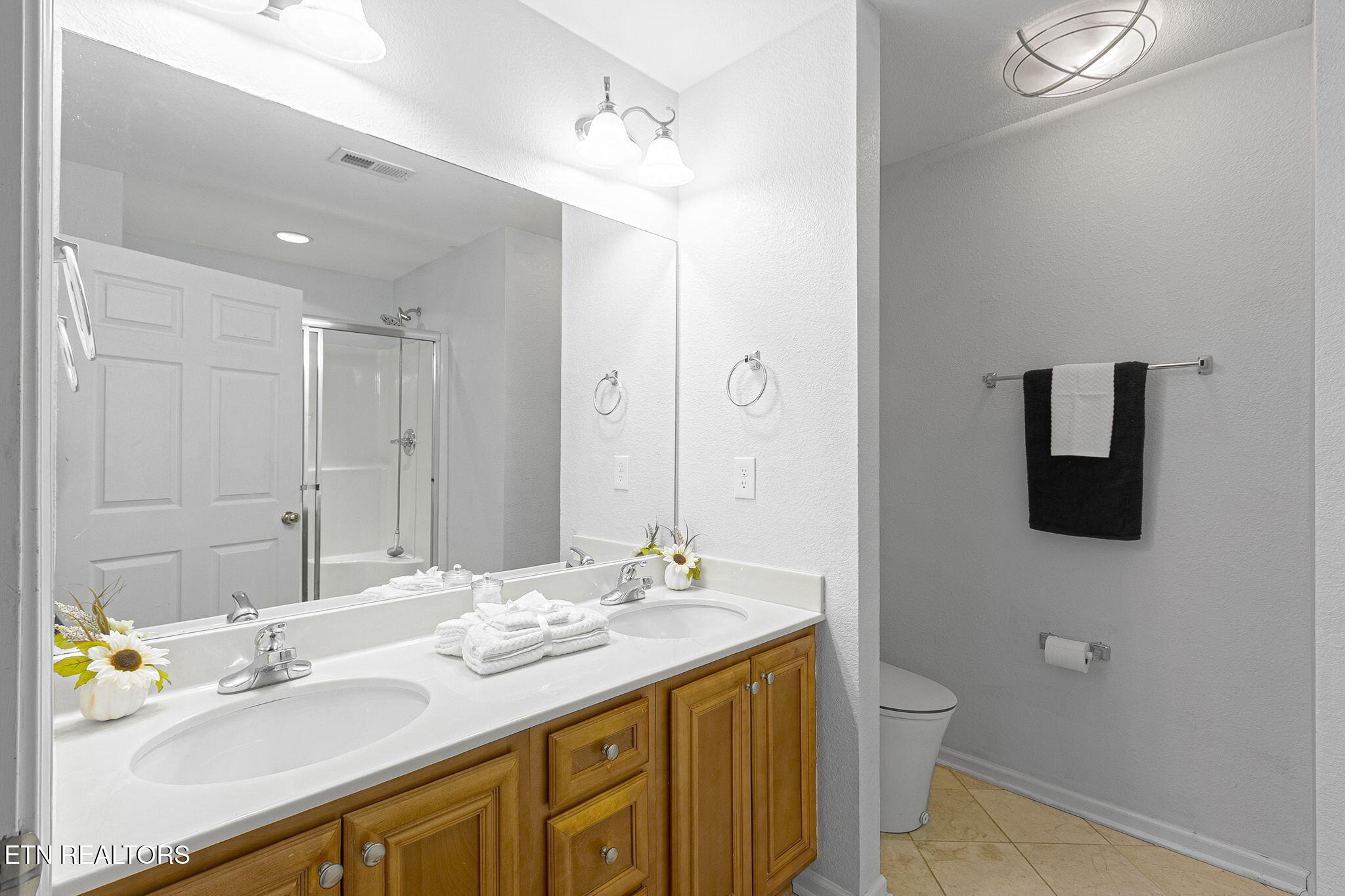 Knoxville, Tennessee, 37932, United States, 4 Bedrooms Bedrooms, ,4 BathroomsBathrooms,Residential,For Sale,1975701