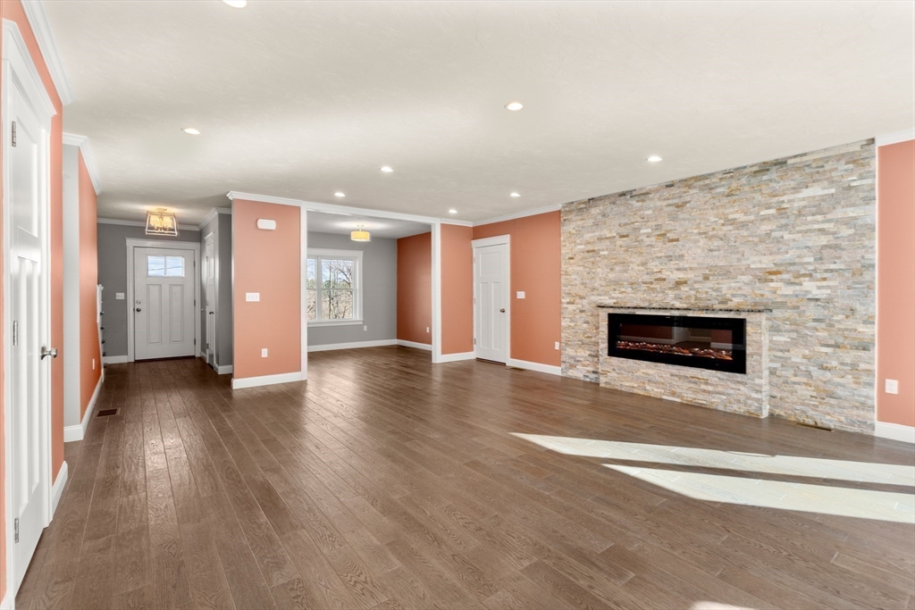 Mendon, Massachusetts, 01756, United States, 3 Bedrooms Bedrooms, ,3 BathroomsBathrooms,Residential,For Sale,1996040