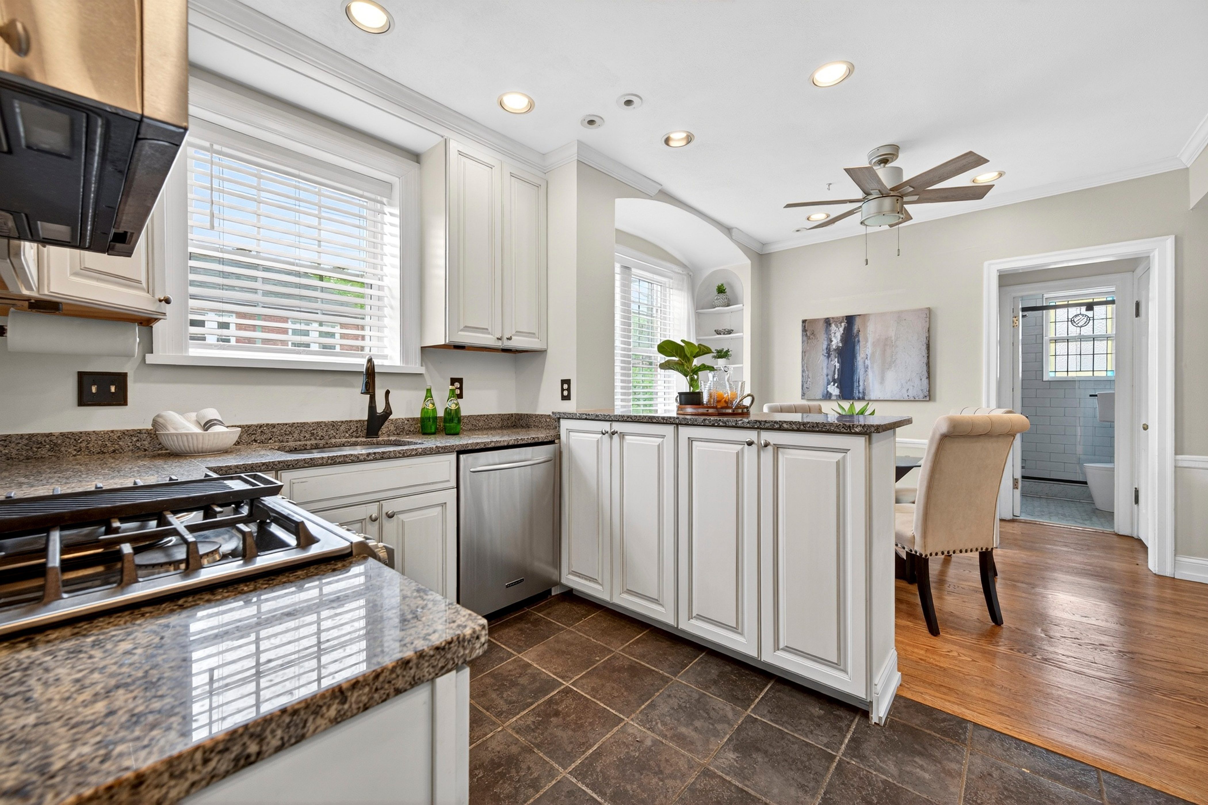  Charming 2-Bed, 2-Bath Second-Floor Unit with Modern Updates - 物件實景