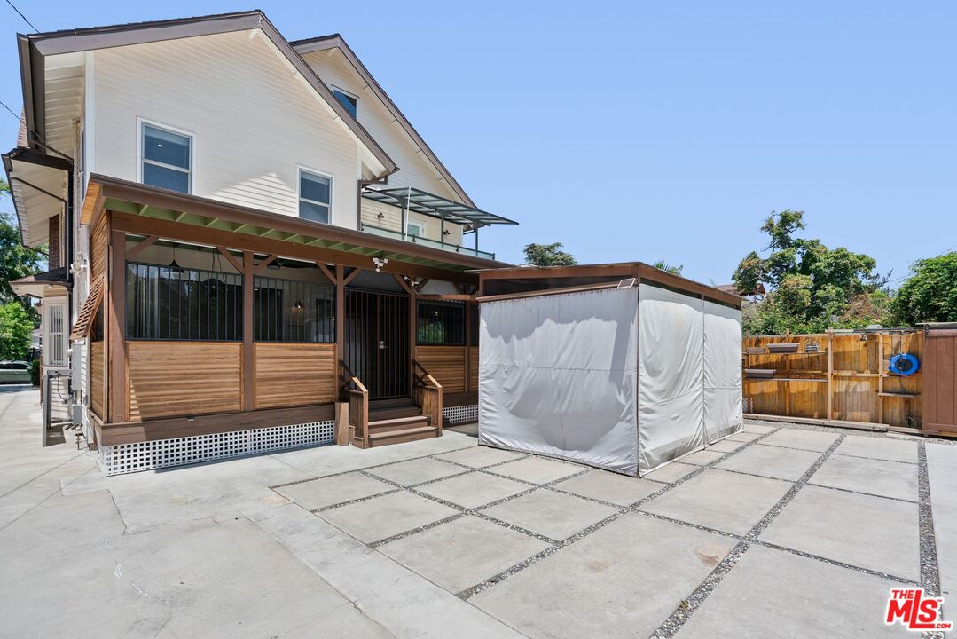 Los Angeles, California, 90006, United States, 7 Bedrooms Bedrooms, ,6 BathroomsBathrooms,Residential,For Sale,1848318