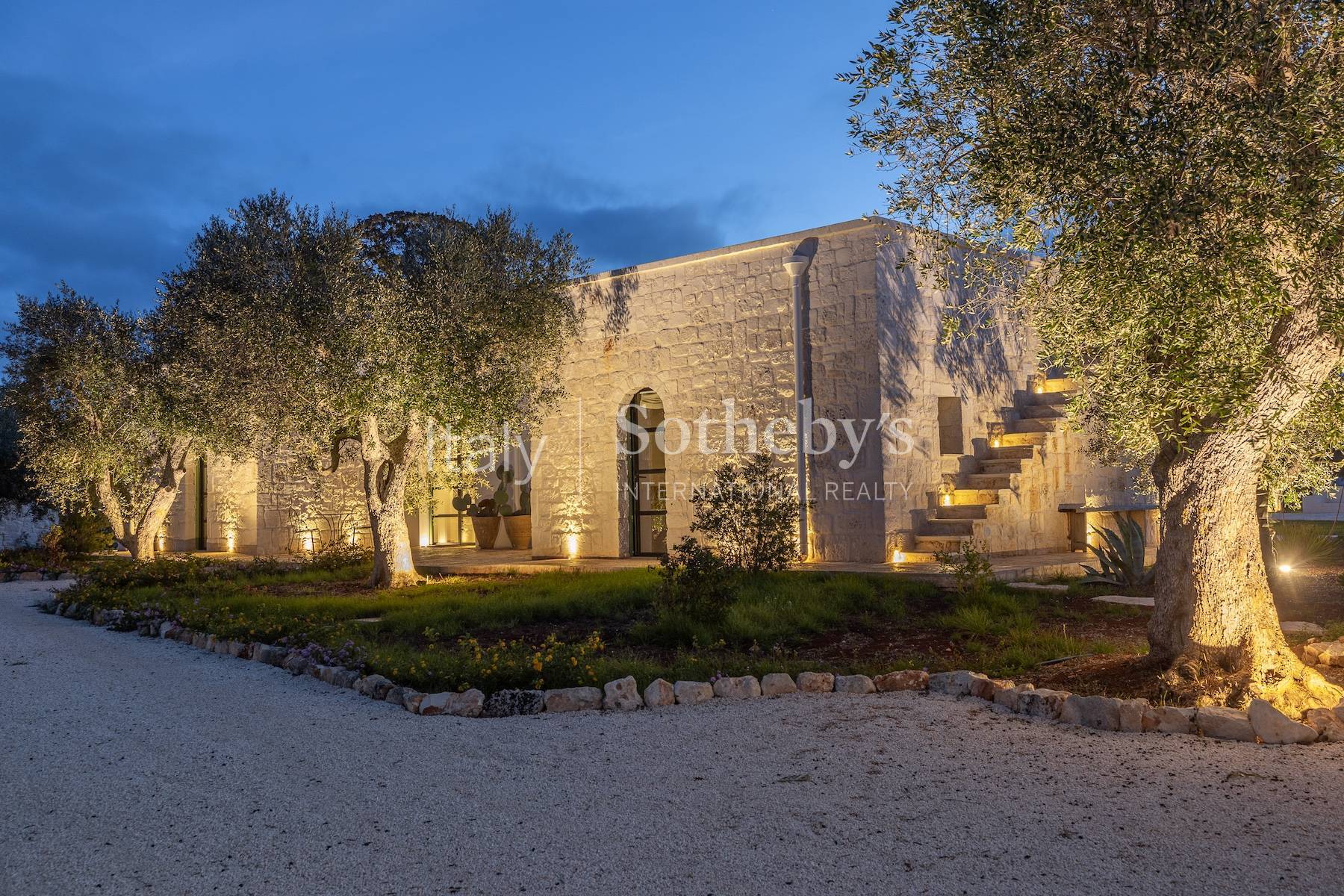  Exclusive estate among the olive trees in the Valle d