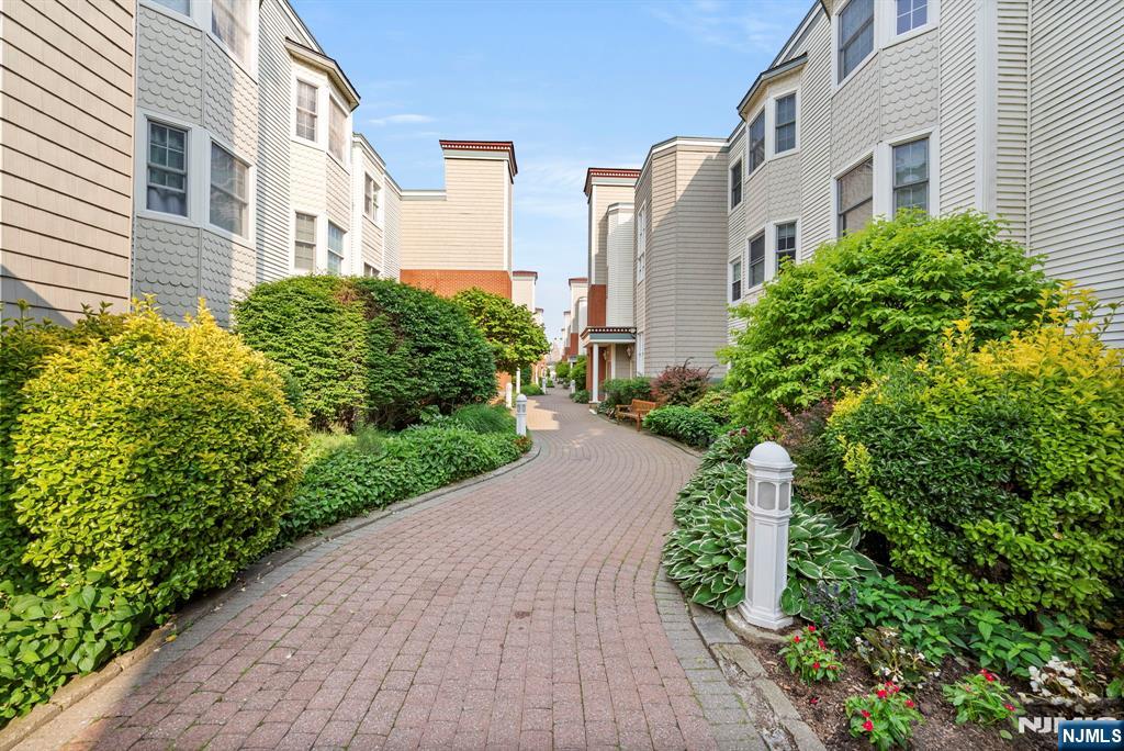 Edgewater, New Jersey, 07020, United States, 2 Bedrooms Bedrooms, ,2 BathroomsBathrooms,Residential,For Sale,1934539