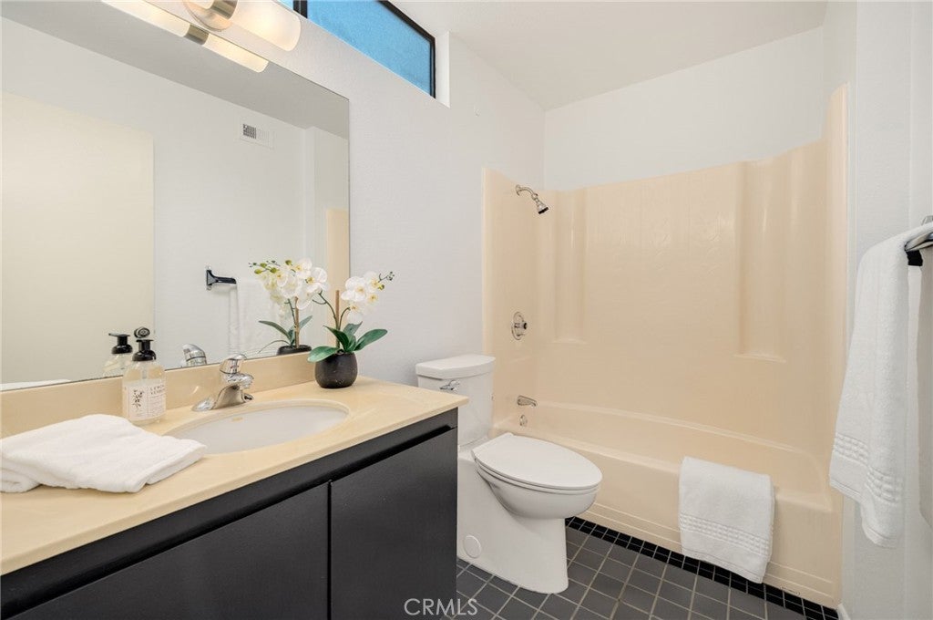 Glendale, California, 91206, United States, 2 Bedrooms Bedrooms, ,3 BathroomsBathrooms,Residential,For Sale,1941682