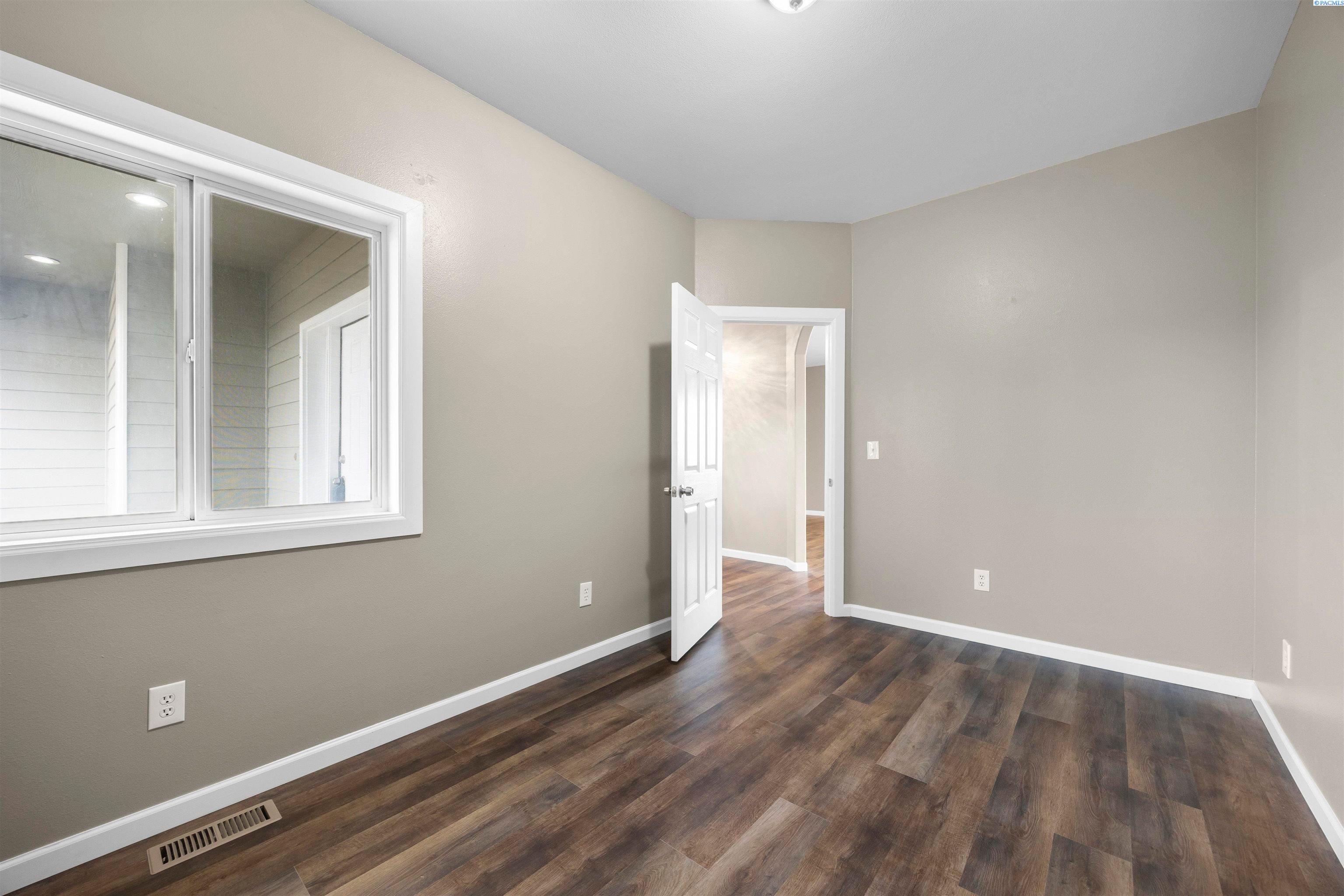 West Richland, Washington, 99353, United States, 5 Bedrooms Bedrooms, ,3 BathroomsBathrooms,Residential,For Sale,2020893