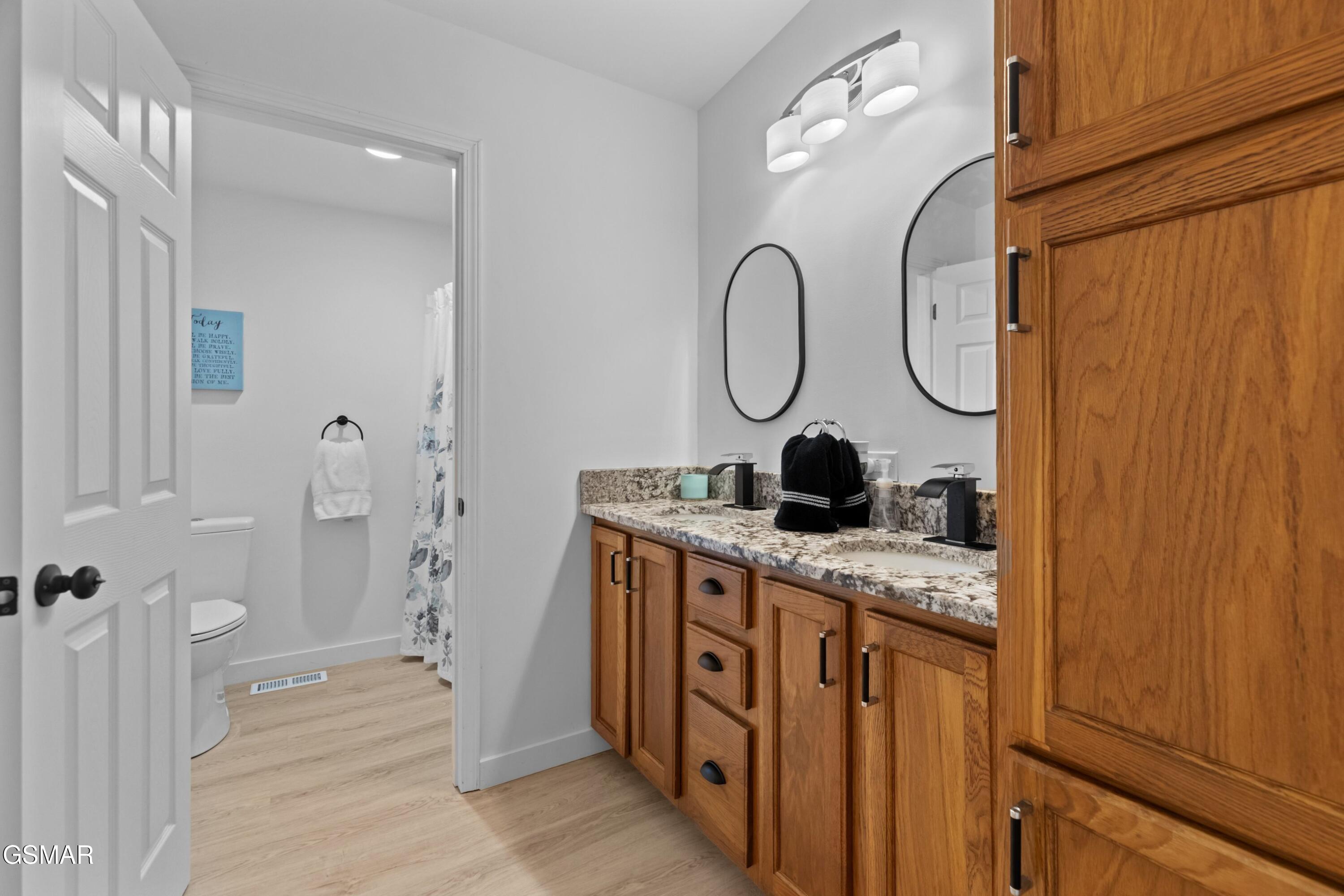 Dandridge, Tennessee, 37725, United States, 3 Bedrooms Bedrooms, ,2 BathroomsBathrooms,Residential,For Sale,1982636