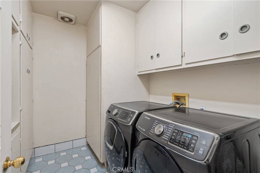 Valley Glen, California, 91401, United States, 4 Bedrooms Bedrooms, ,4 BathroomsBathrooms,Residential,For Sale,1990923