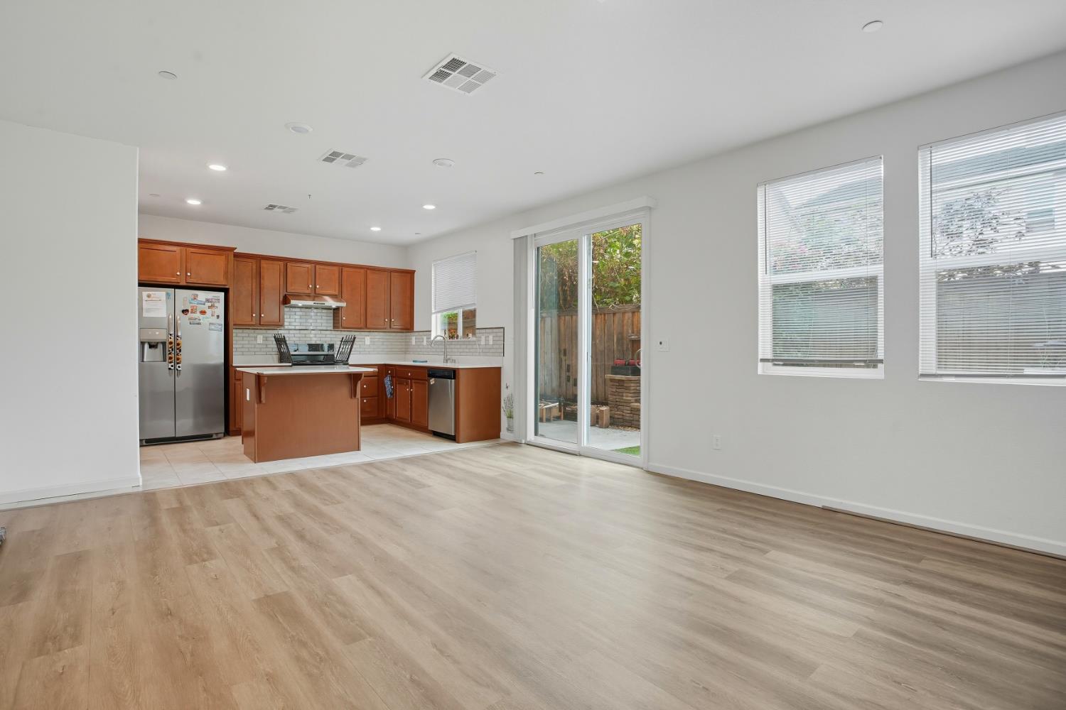 Elk Grove, California, 95758, United States, 3 Bedrooms Bedrooms, ,3 BathroomsBathrooms,Residential,For Sale,1961072