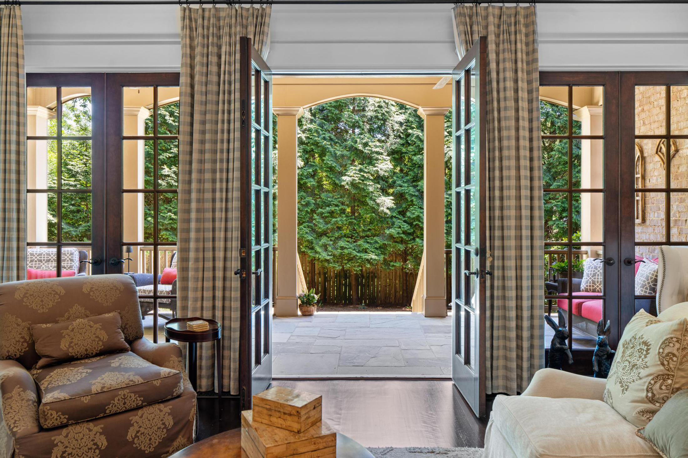  Sophisticated Newer Custom-built Home in Desirable Garden Hills - 物件實景