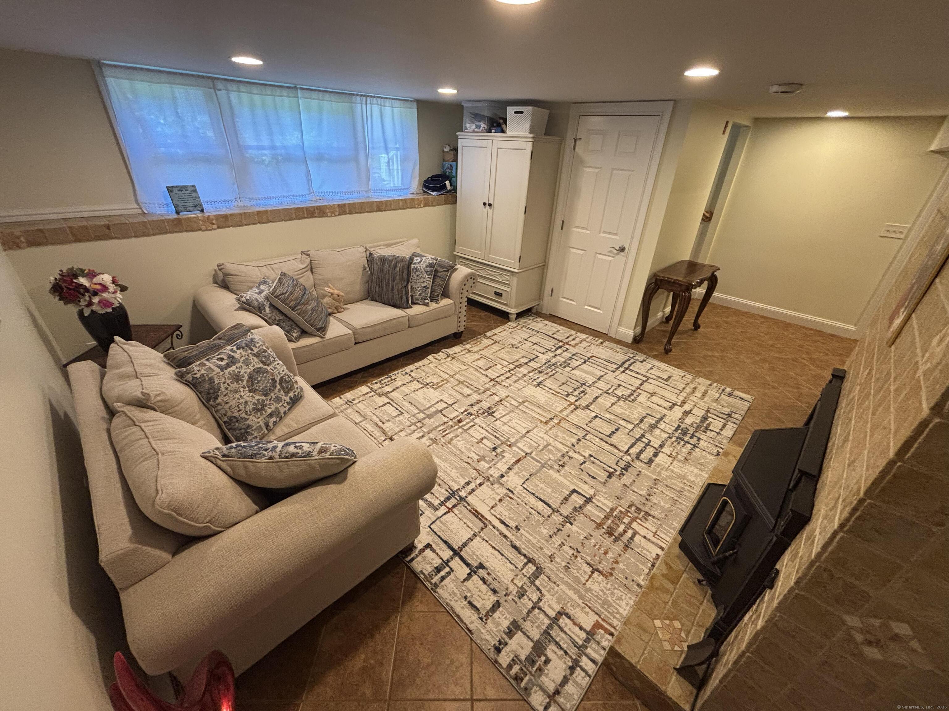 East Lyme, Connecticut, 06357, United States, 3 Bedrooms Bedrooms, ,2 BathroomsBathrooms,Residential,For Sale,1931029