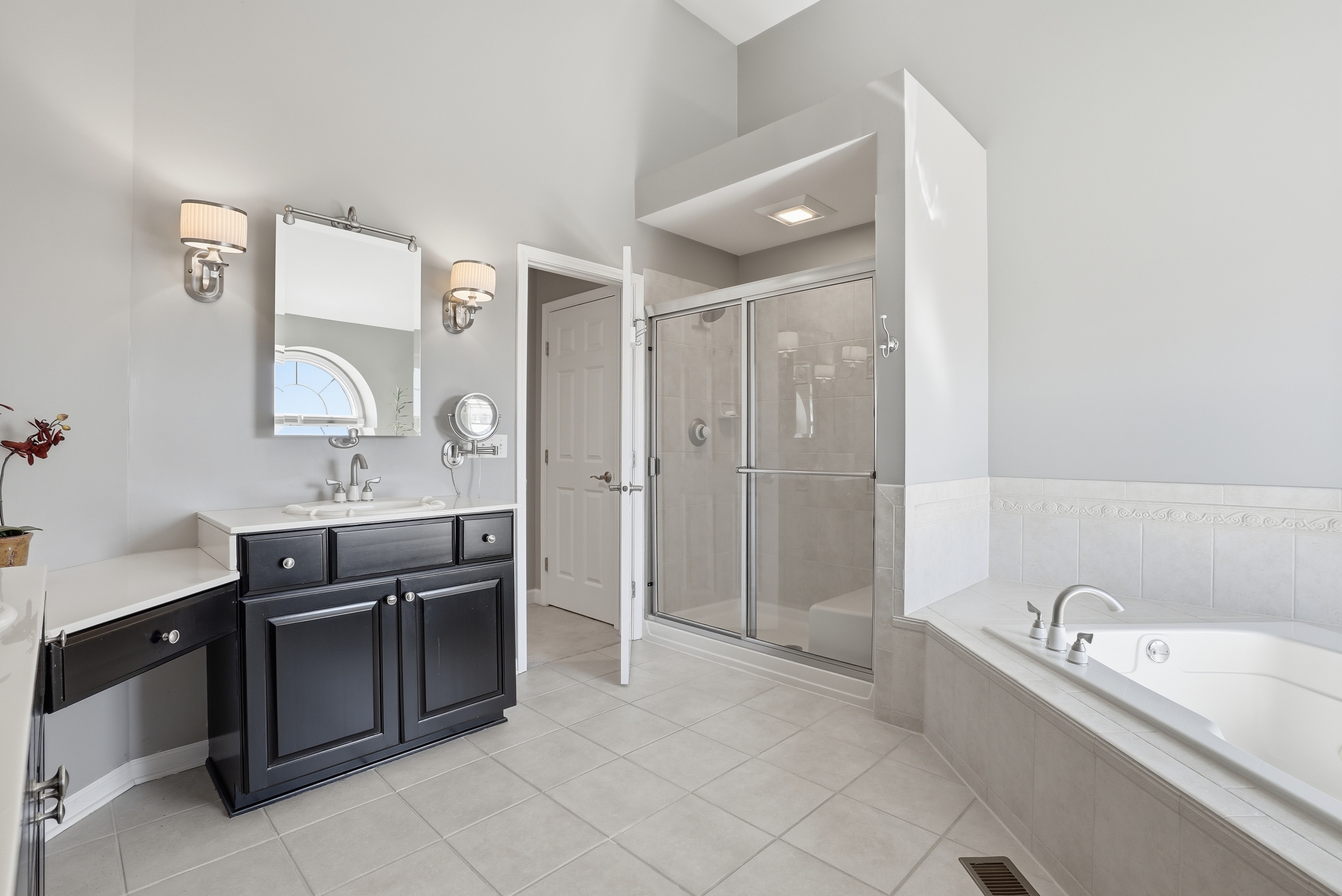  The Crown Jewel of Tall Grass: Waterfront Privacy Meets the Ultimate Layout - 物件實景