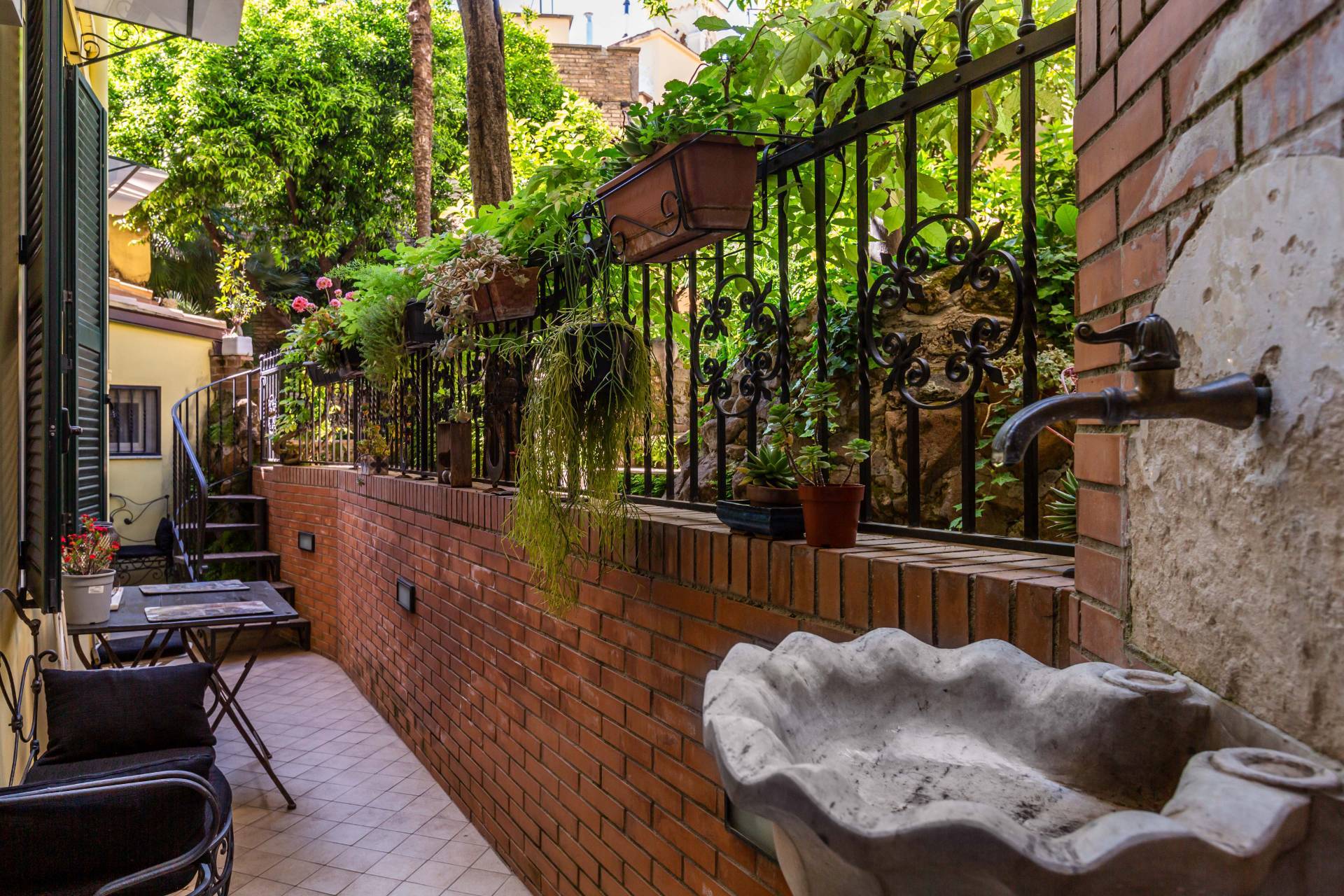 Roma, Roma, 00100, IT, 4 Bedrooms Bedrooms, ,4 BathroomsBathrooms,Residential,For Sale,1993511