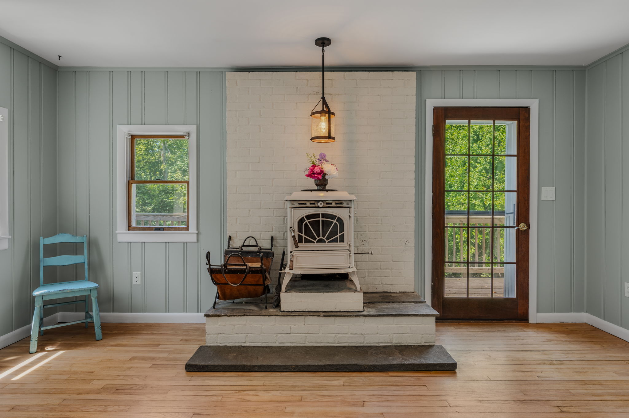 Find privacy and charm in this beautifully updated Waterford home. - 物件實景