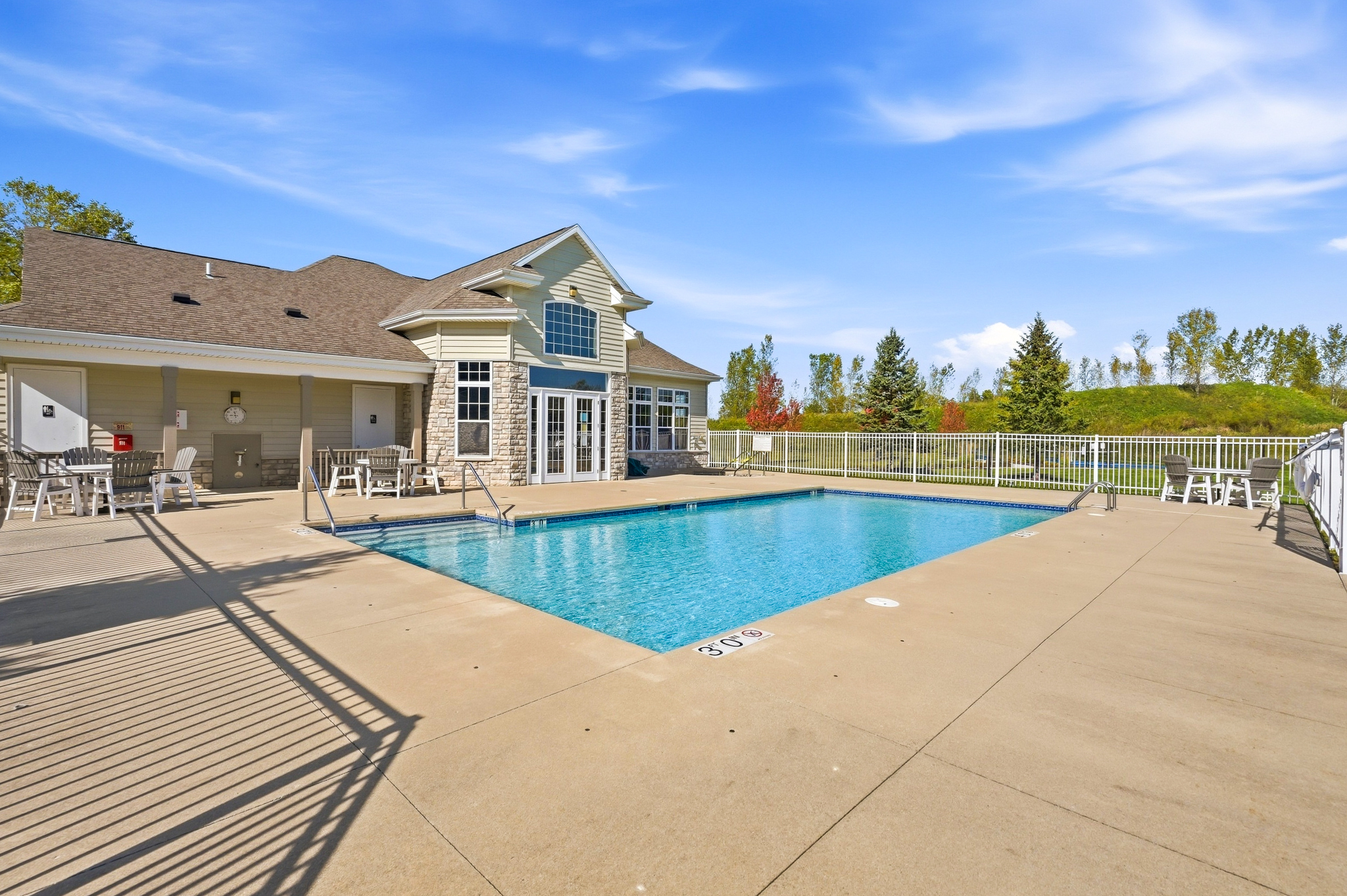  Pewaukee Condo with Scenic Pond Views & Resort Amenities - 物件實景