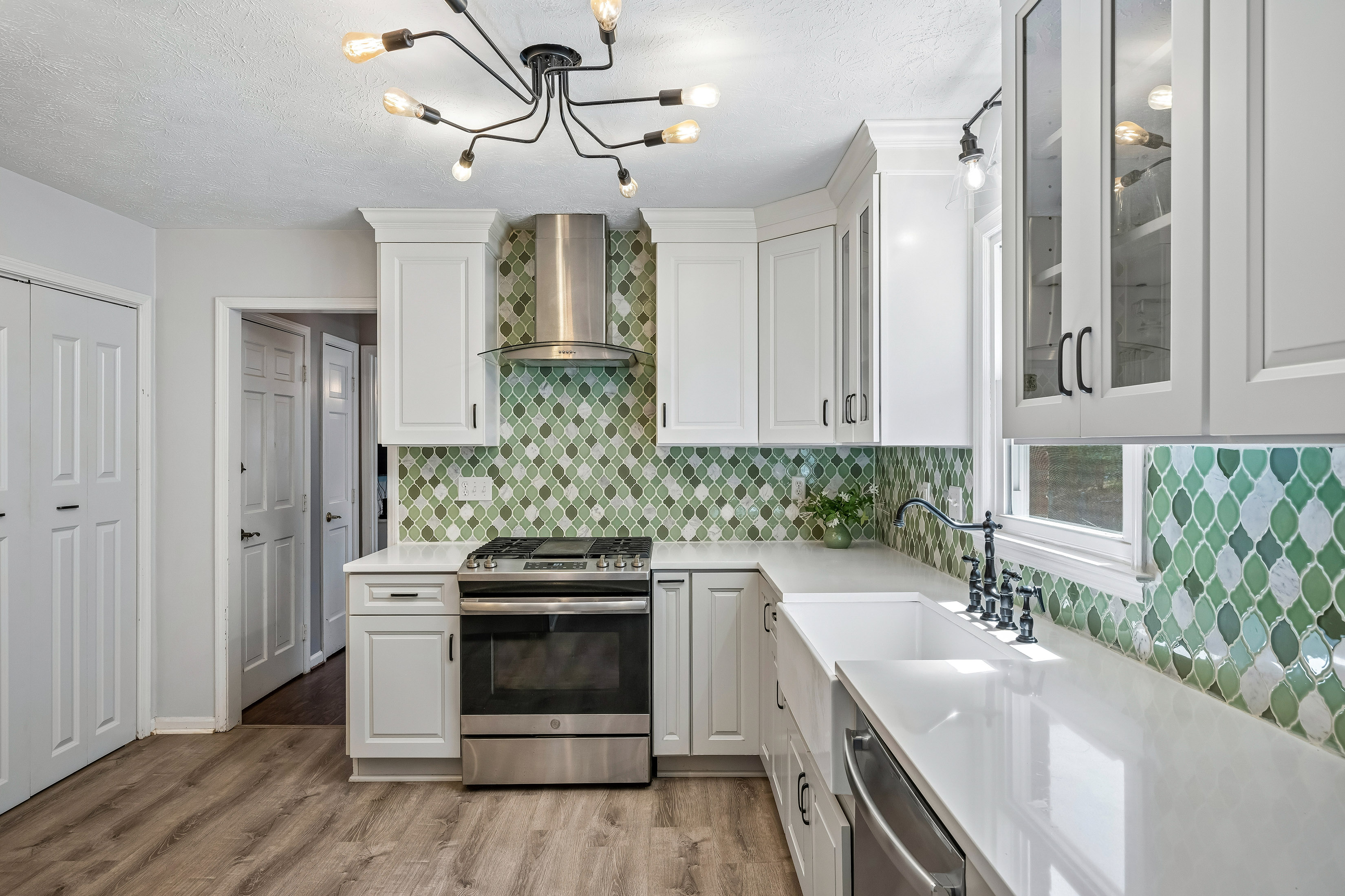  Charming Tudor-style Home Nestled in the Heart of Embry Hills - 物件實景